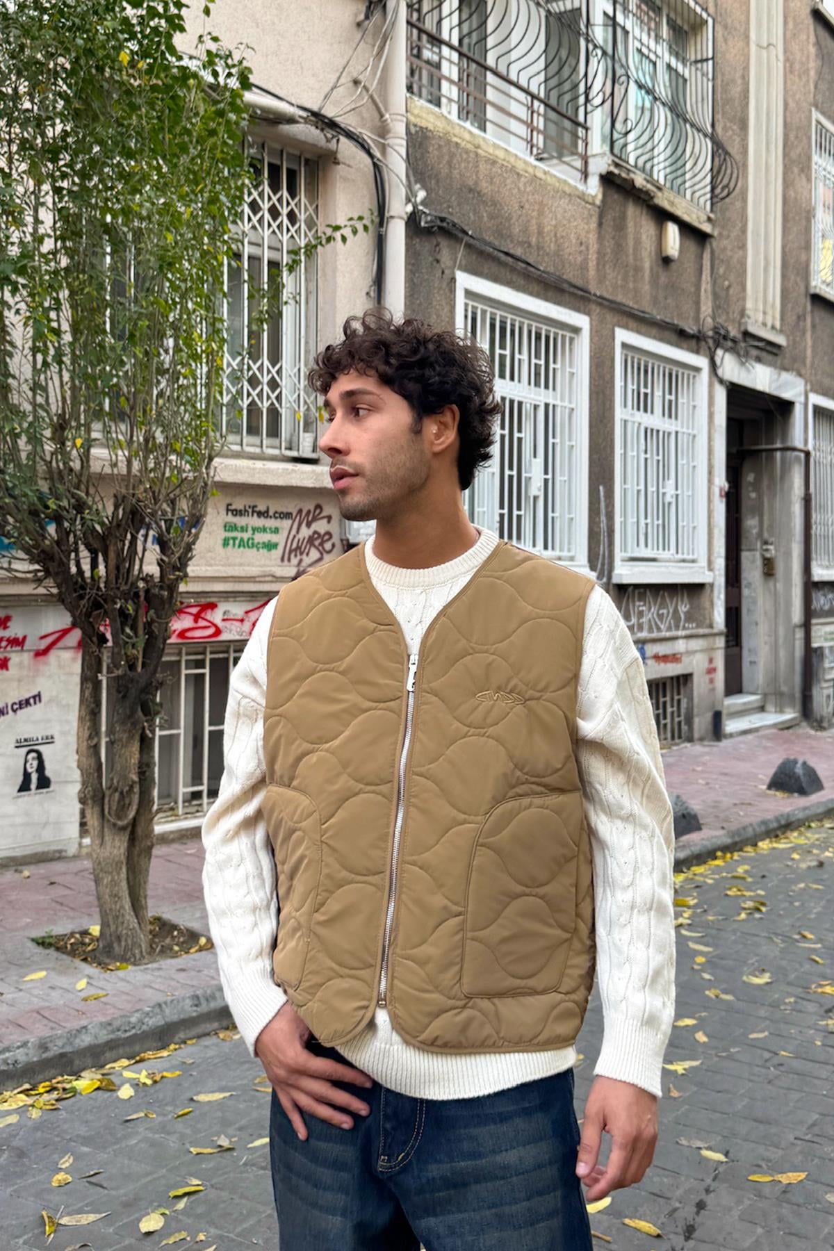 Dad Nakışlı Kapitone Yelek Bej