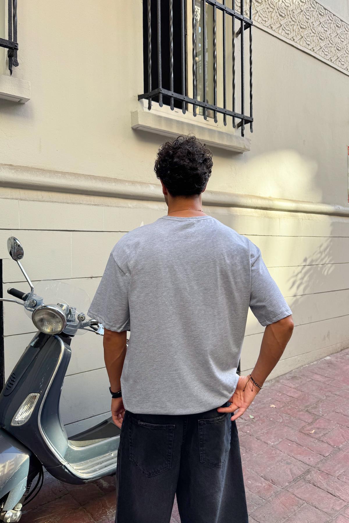 Diffuse Baskılı Rozet Aksesuarlı Oversize Tshirt