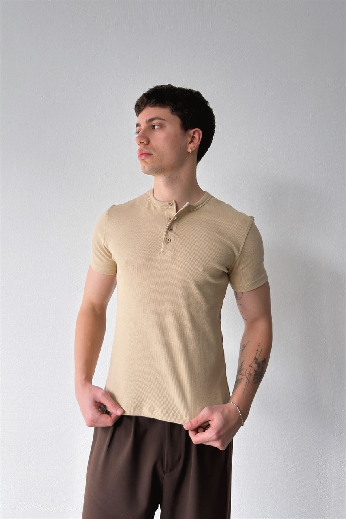 Düğmeli Fitilli Tişört