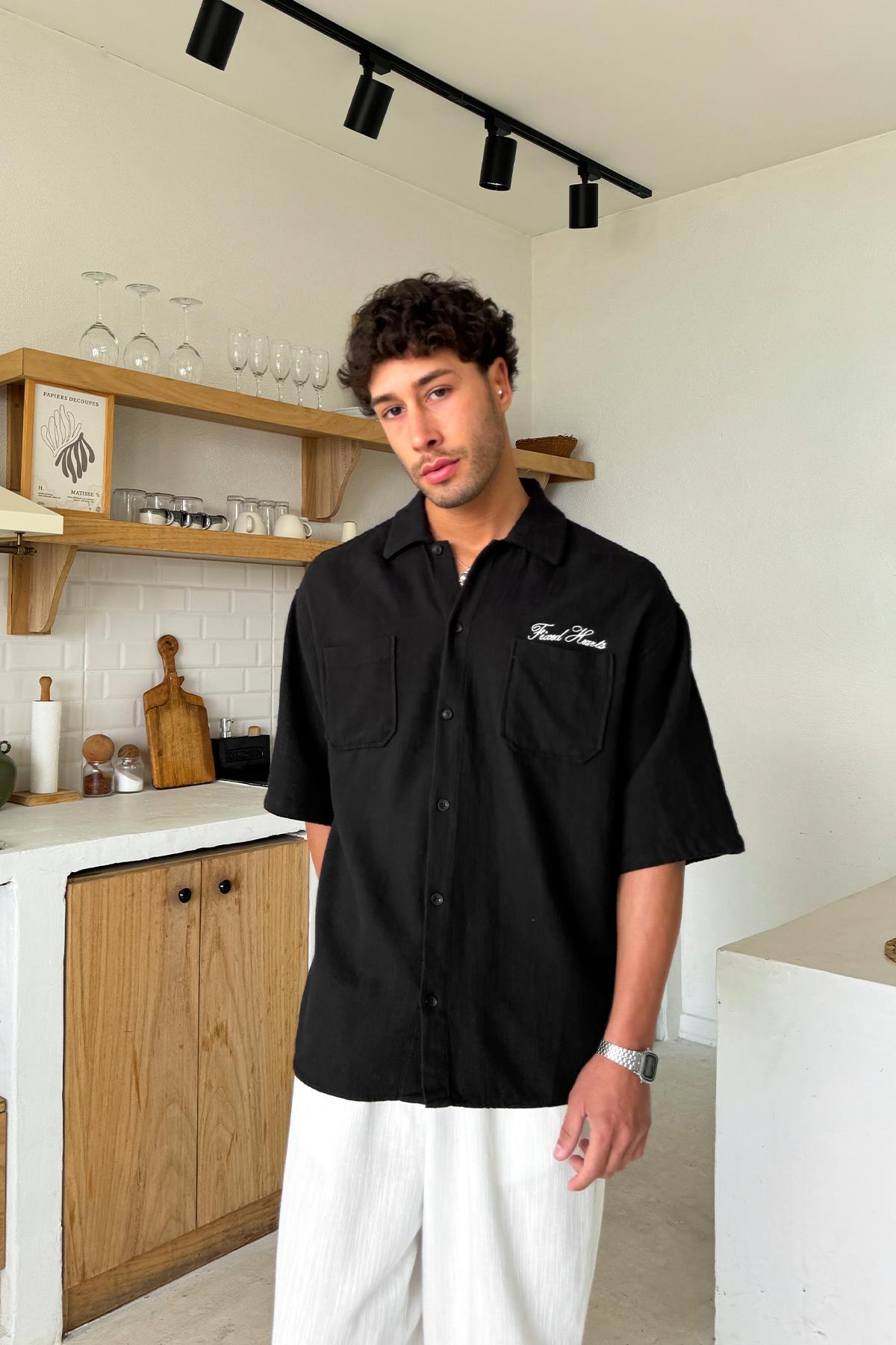 Siyah Fixed Hearts Nakışlı Kısa Kol Gömlek