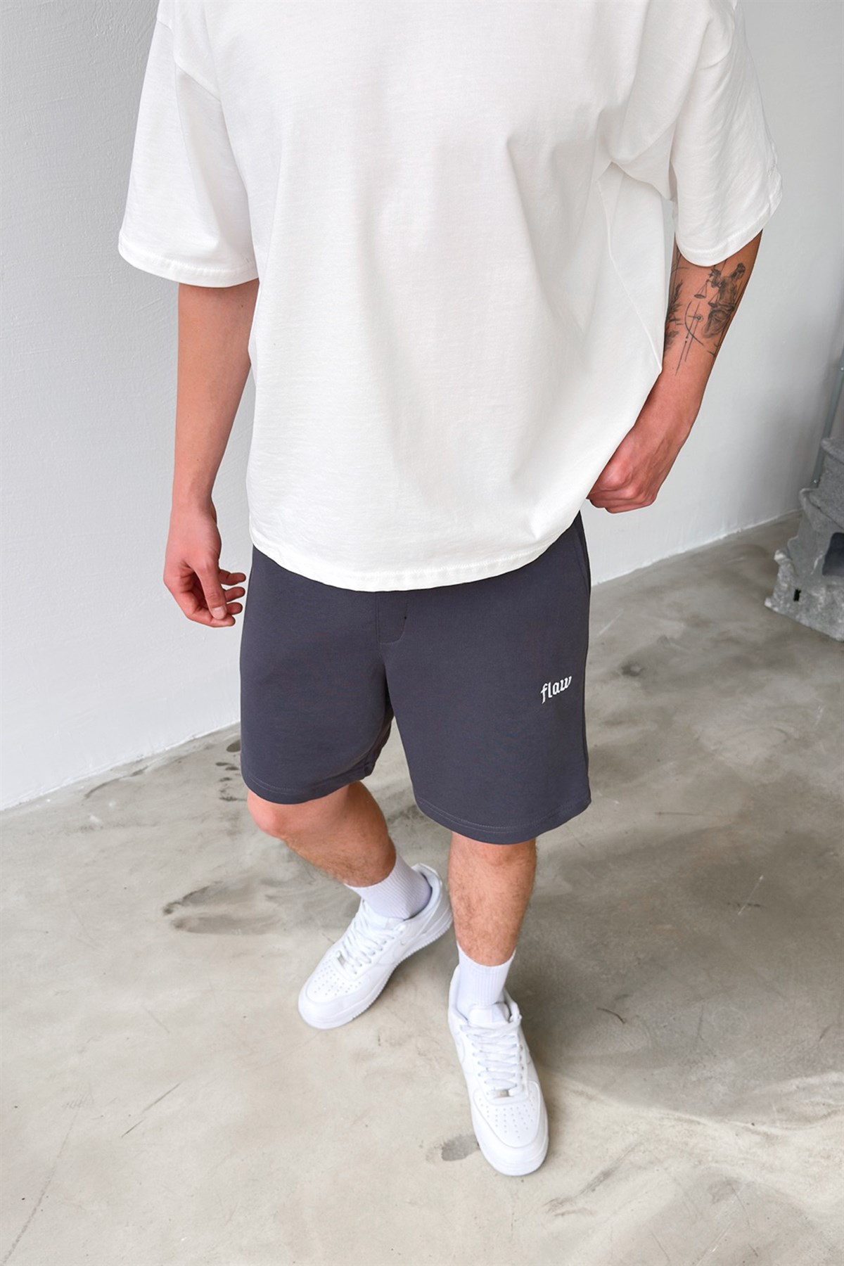 Flaw Nakışlı Füme Bel Lastikli Şort