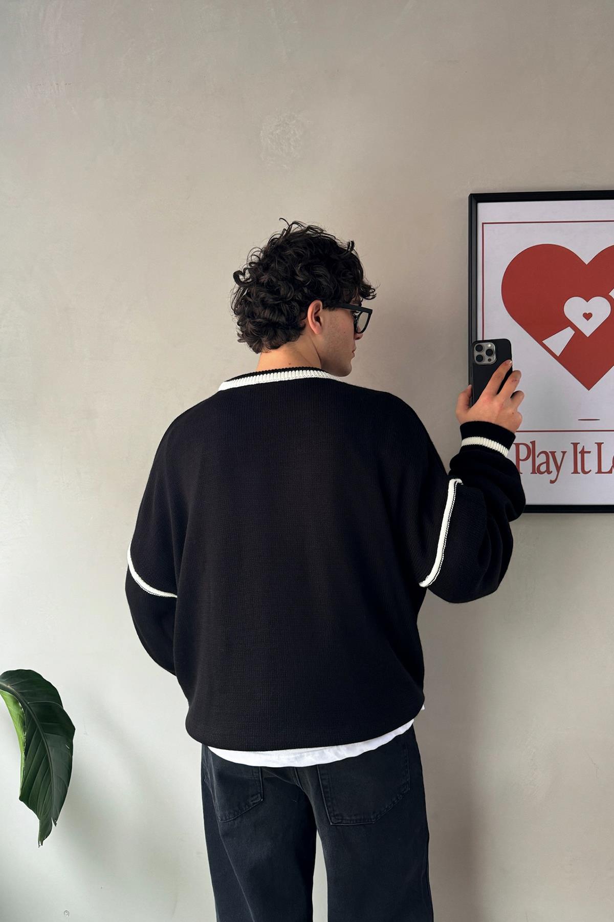 Heart Nakış Detay Ara Çizgili Siyah Triko Kazak