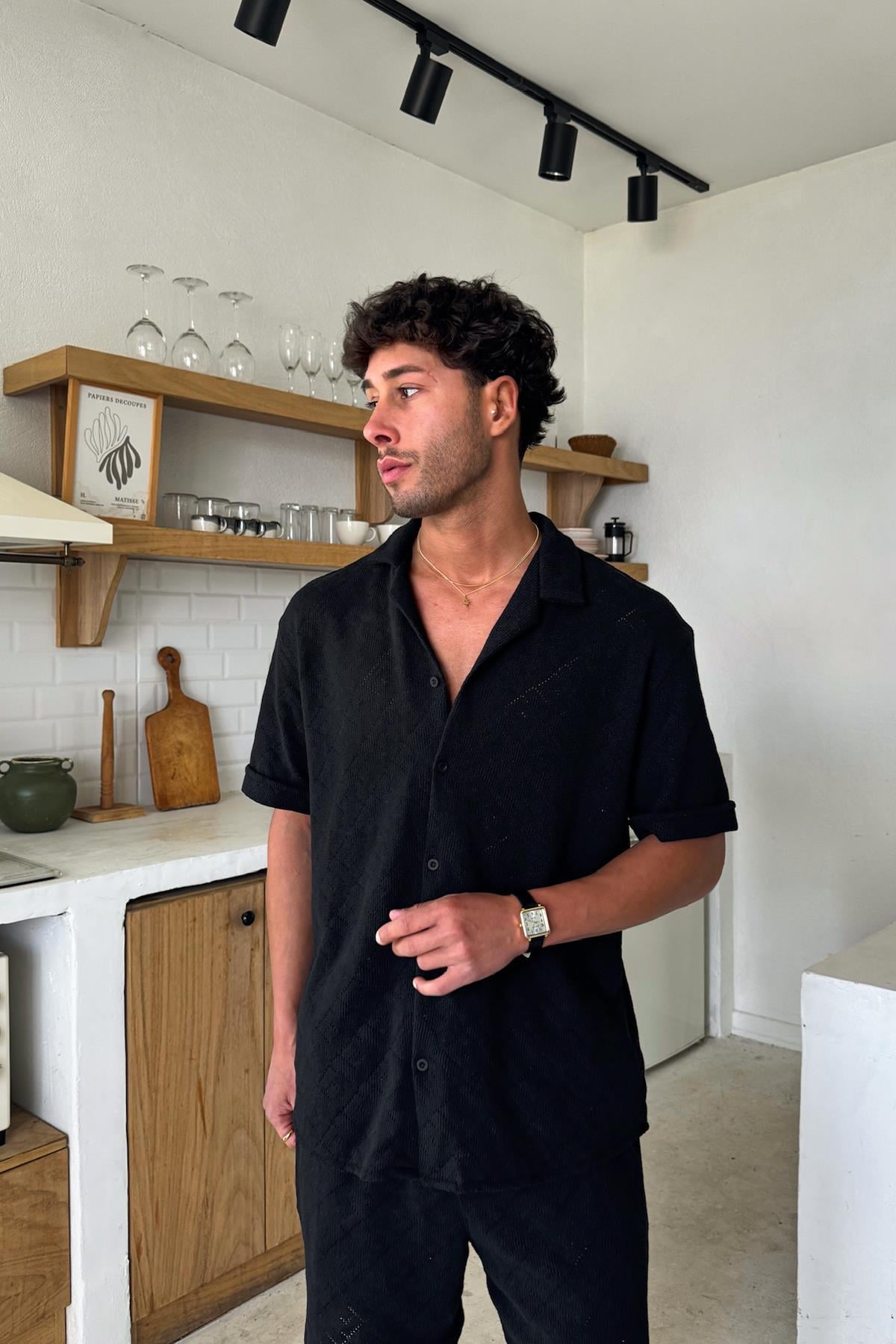 Siyah Jakarlı Kısa Kol Gömlek