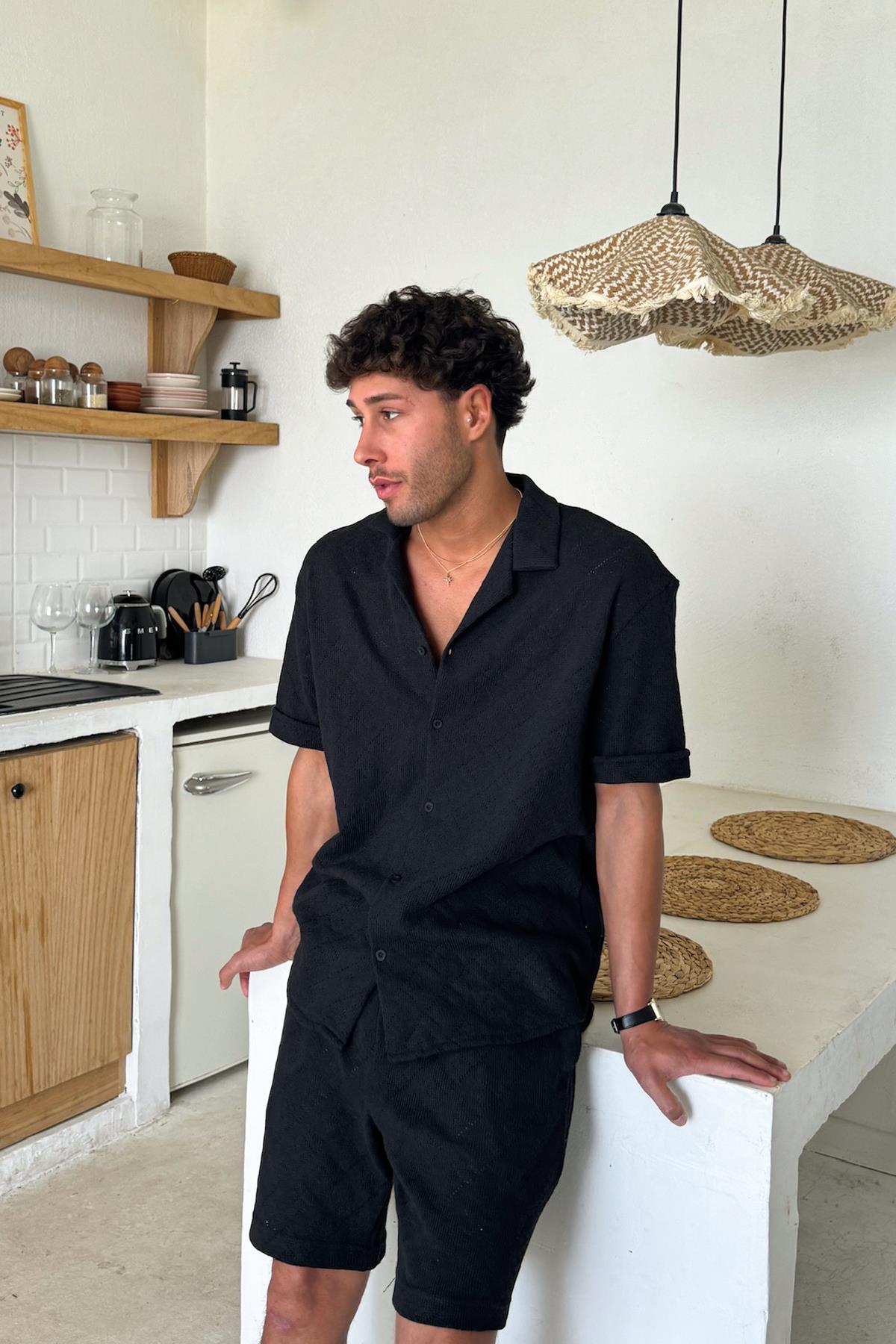 Siyah Jakarlı Kısa Kol Gömlek