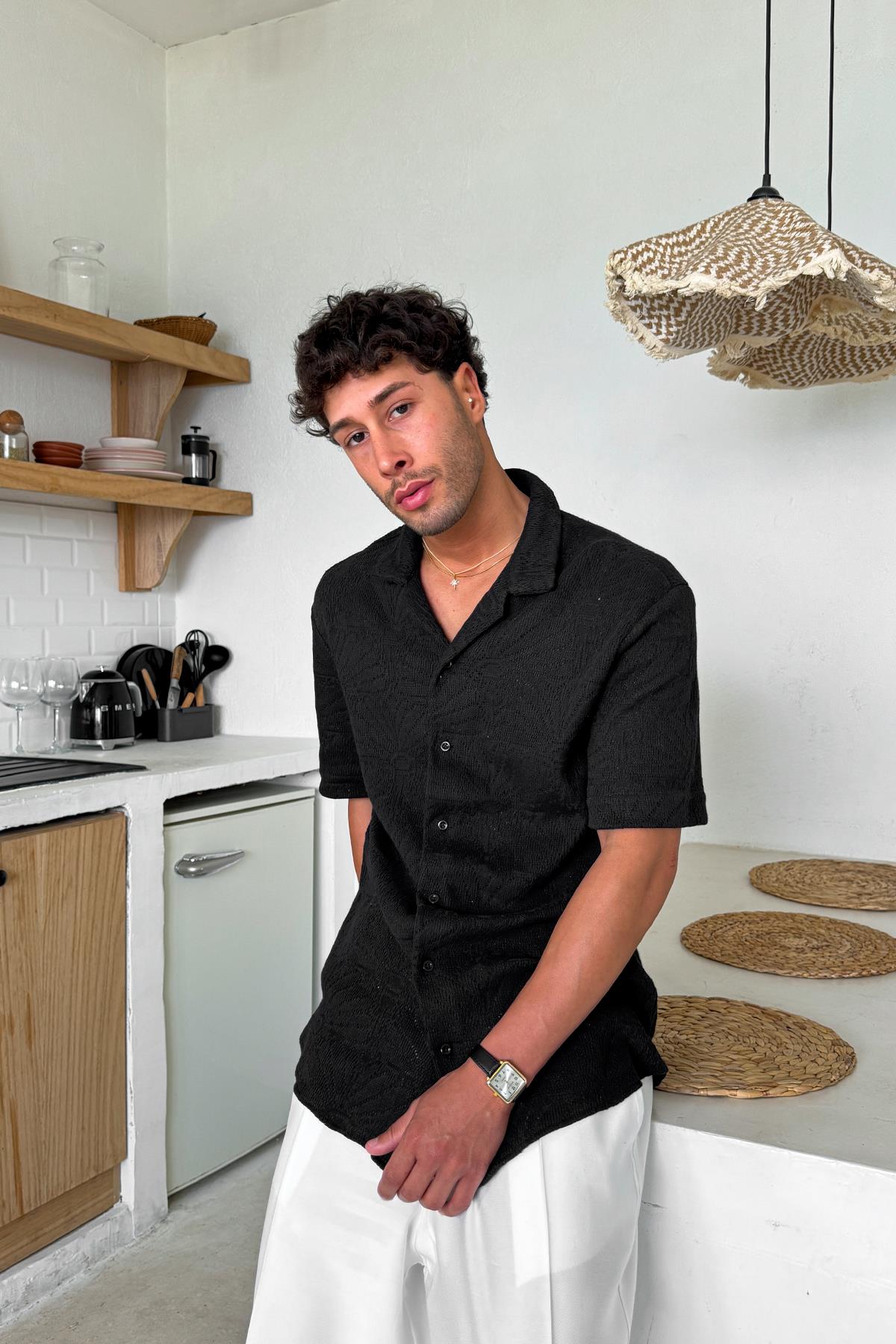 Siyah Kısa Kollu Dokuma Gömlek