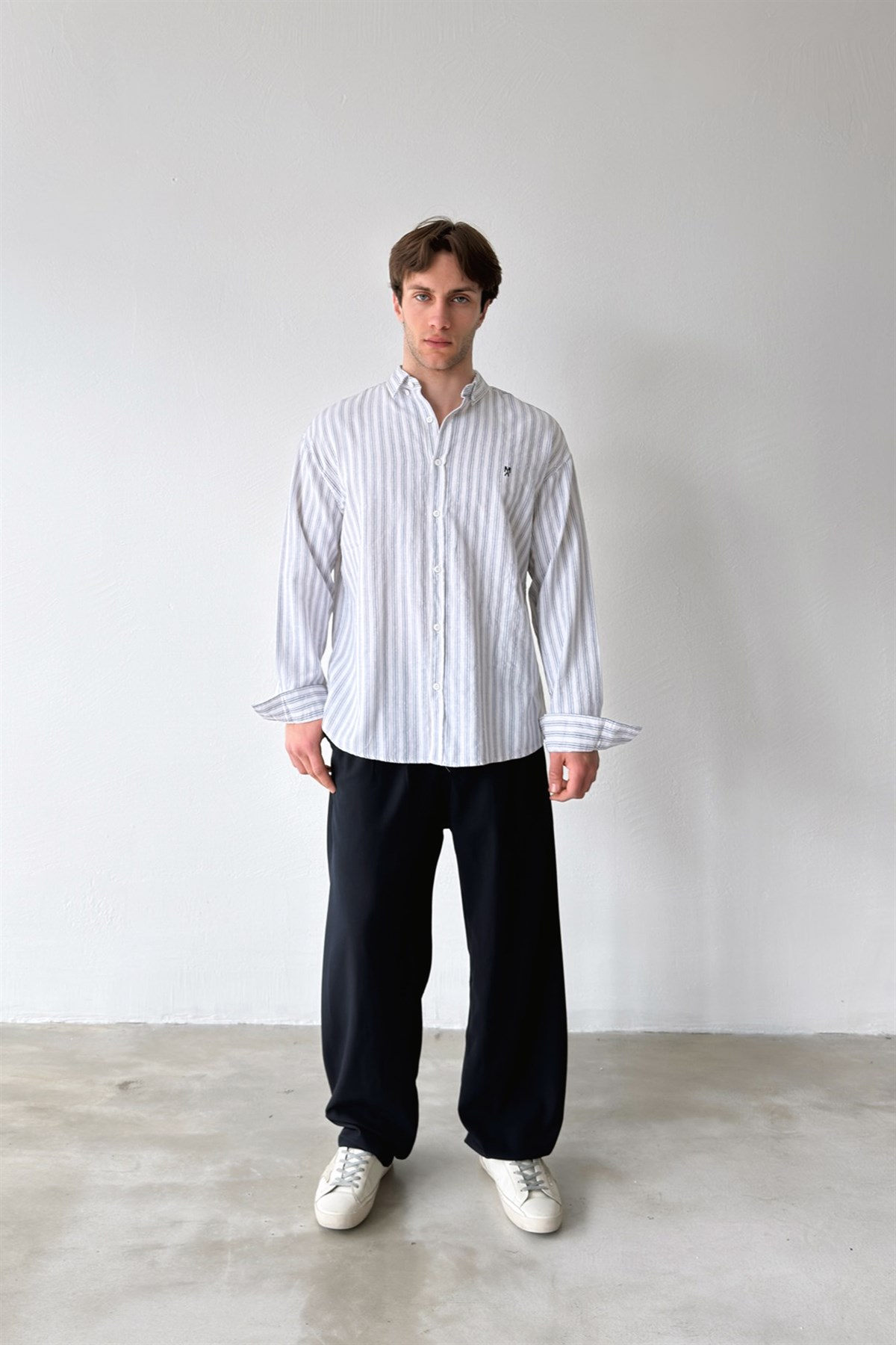 Makeba Nakışlı Çizgili Beyaz Keten Gömlek