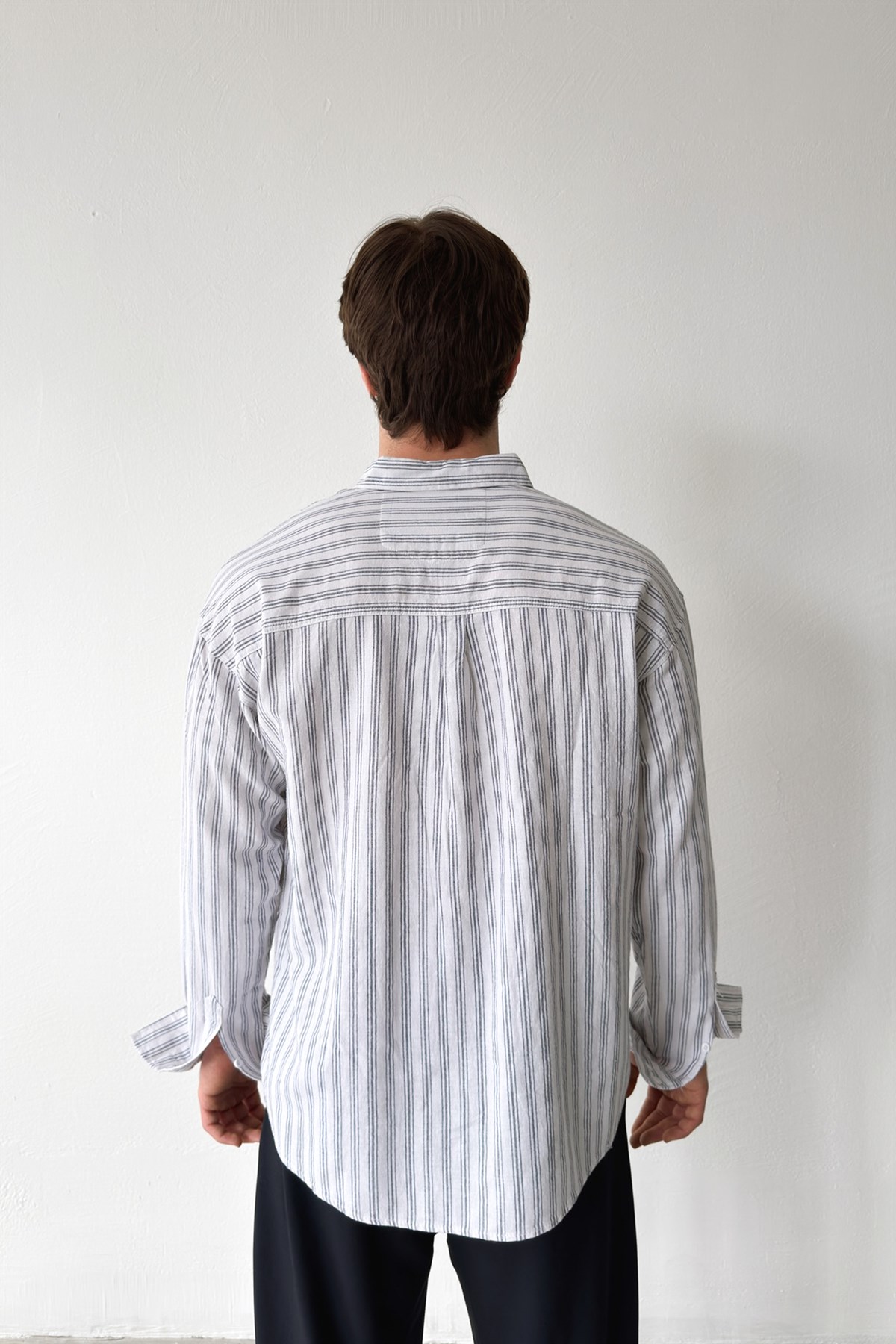 Makeba Nakışlı Çizgili Beyaz Keten Gömlek