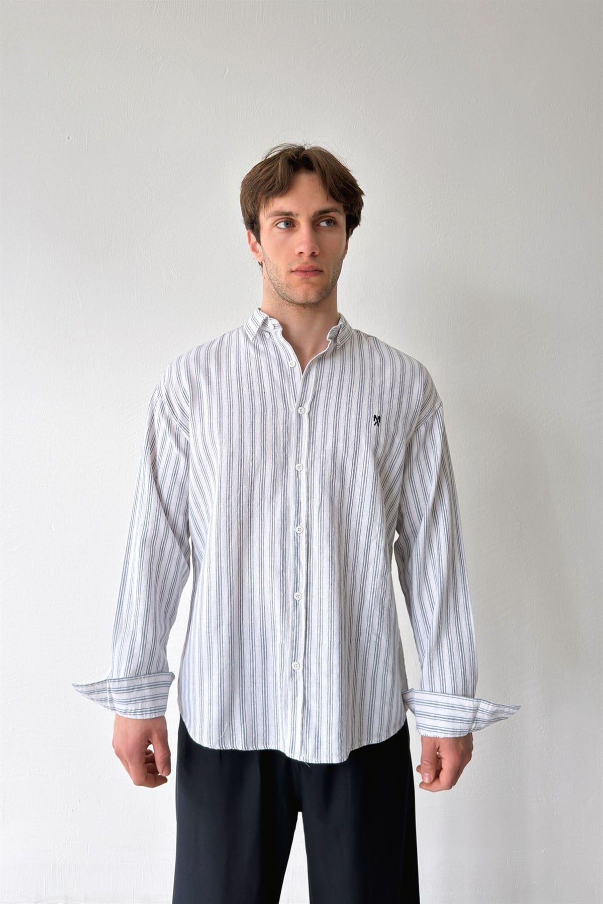 Makeba Nakışlı Çizgili Beyaz Keten Gömlek