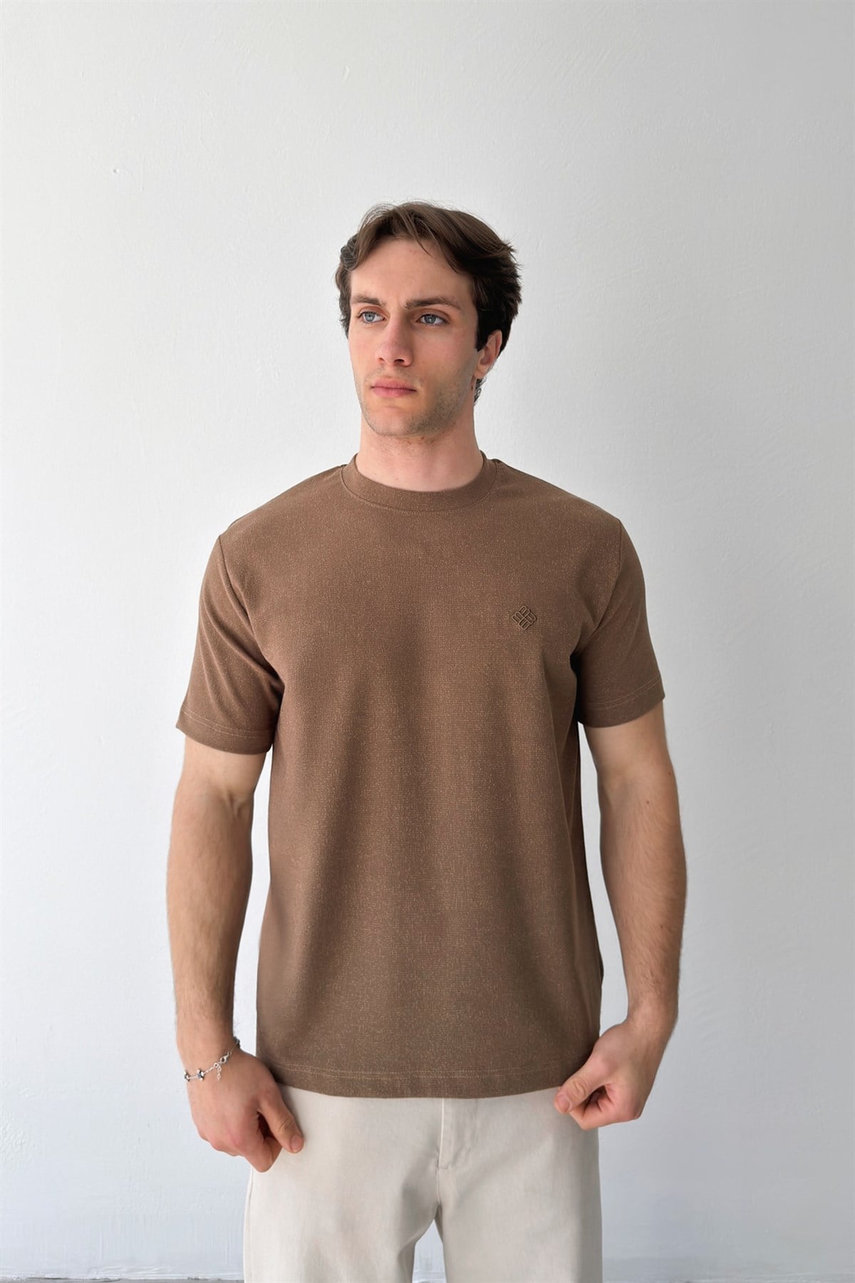 Minimal Nakışlı Dokuma Tişört