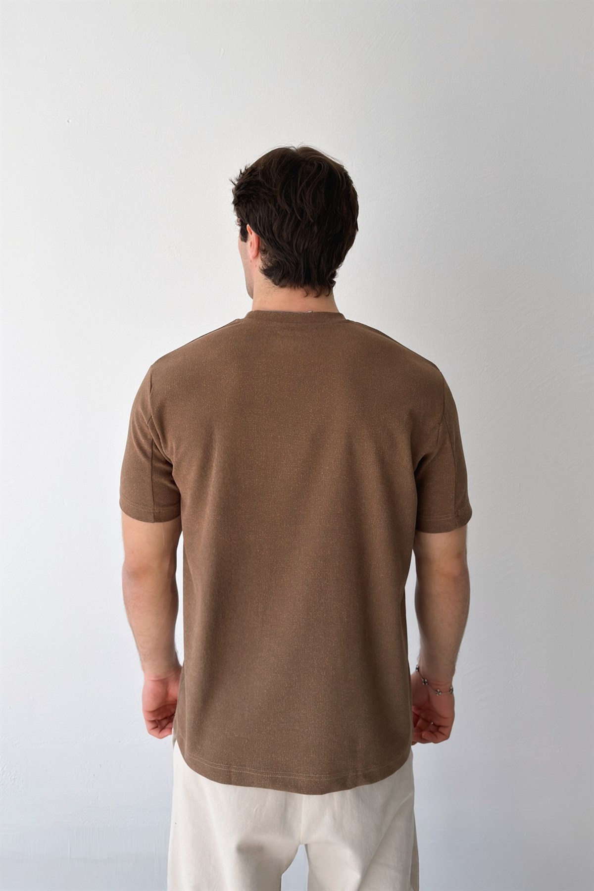 Minimal Nakışlı Dokuma Tişört