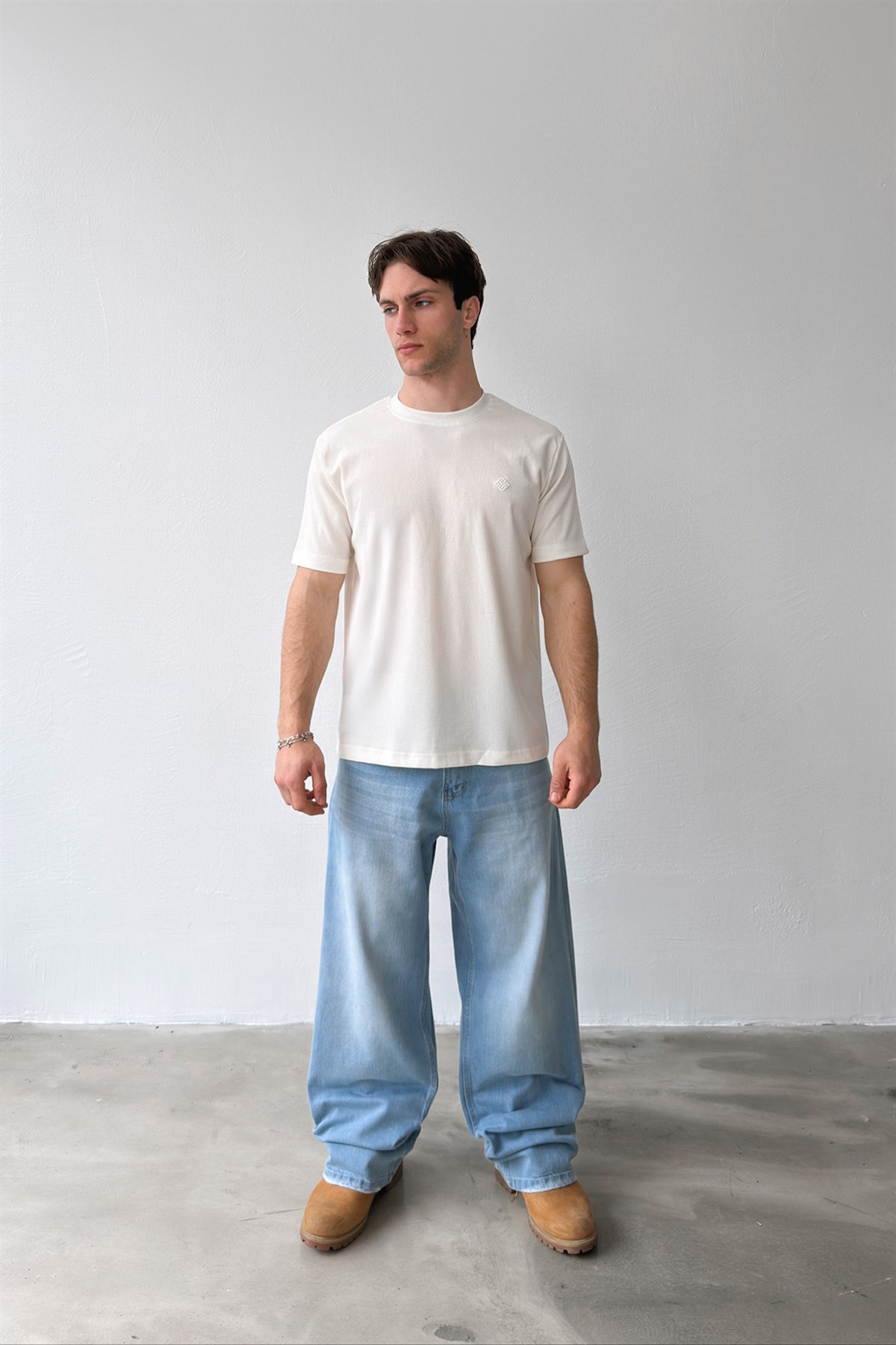 Minimal Nakışlı Dokuma Tişört