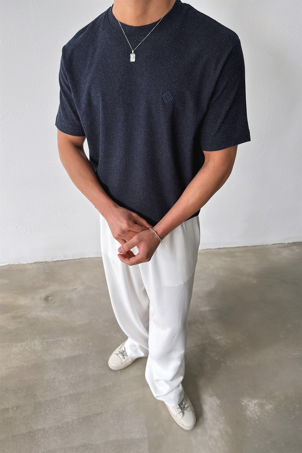 Minimal Nakışlı Dokuma Tişört