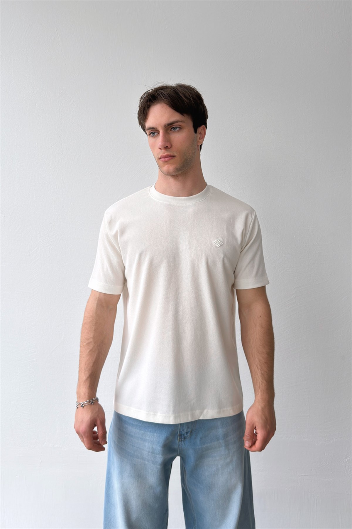 Minimal Nakışlı Dokuma Tişört