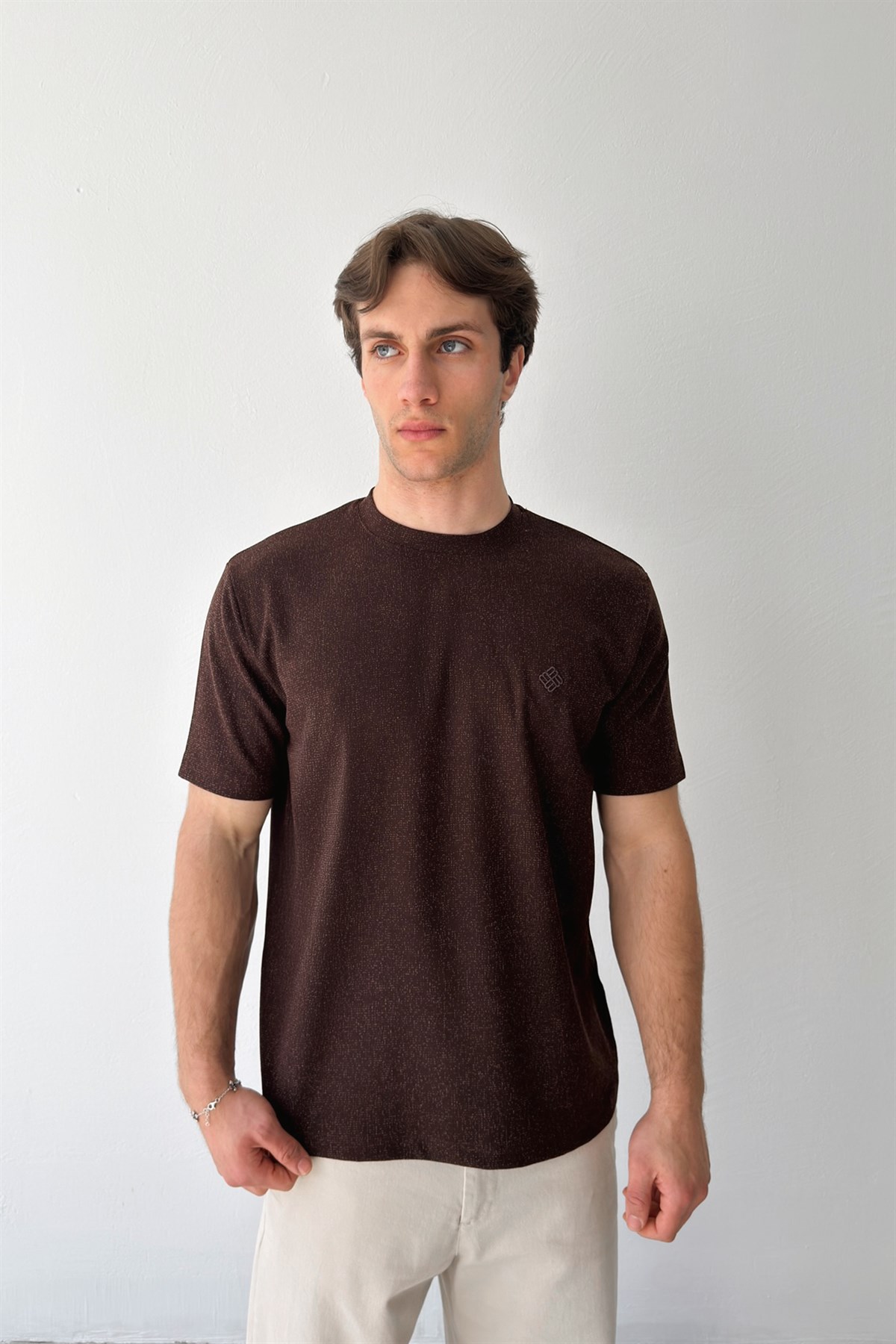 Minimal Nakışlı Dokuma Tişört