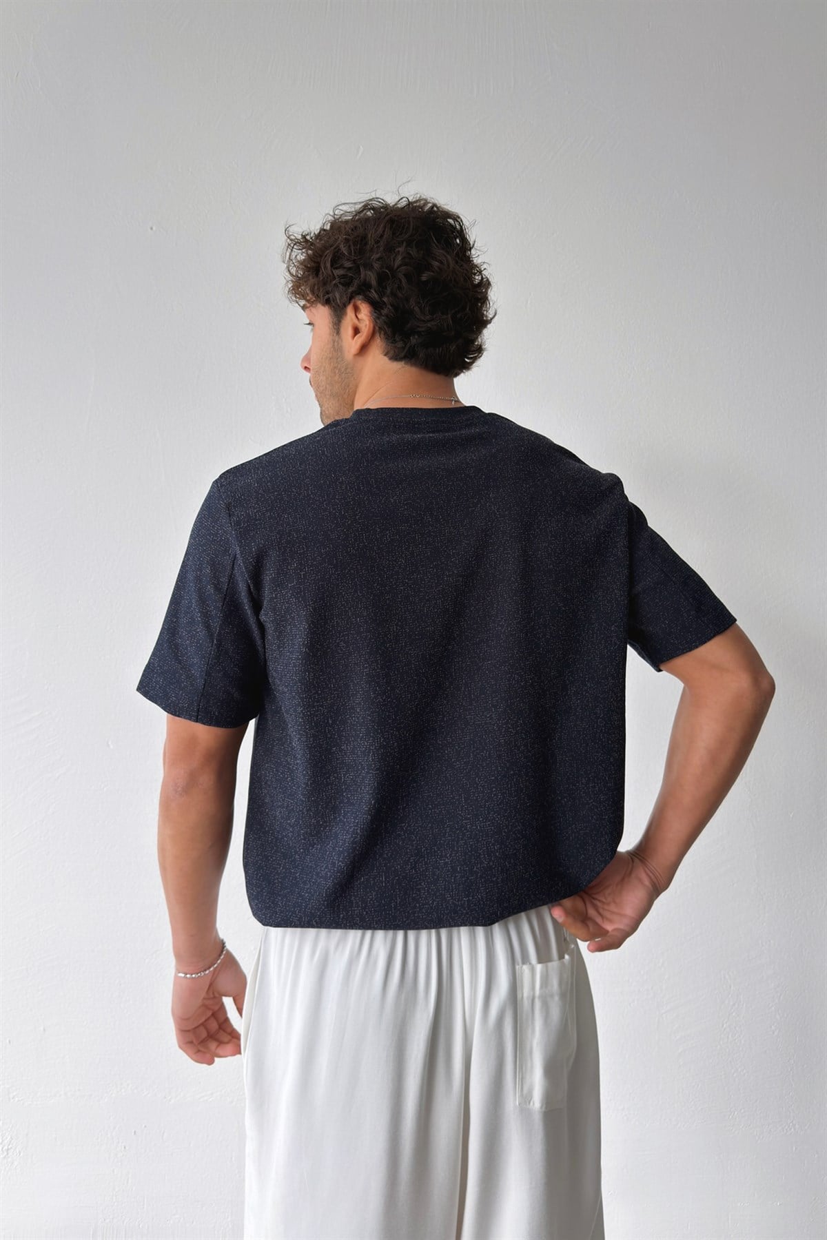 Minimal Nakışlı Dokuma Tişört