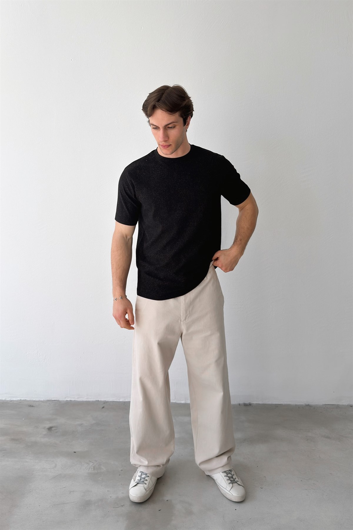 Minimal Nakışlı Dokuma Tişört