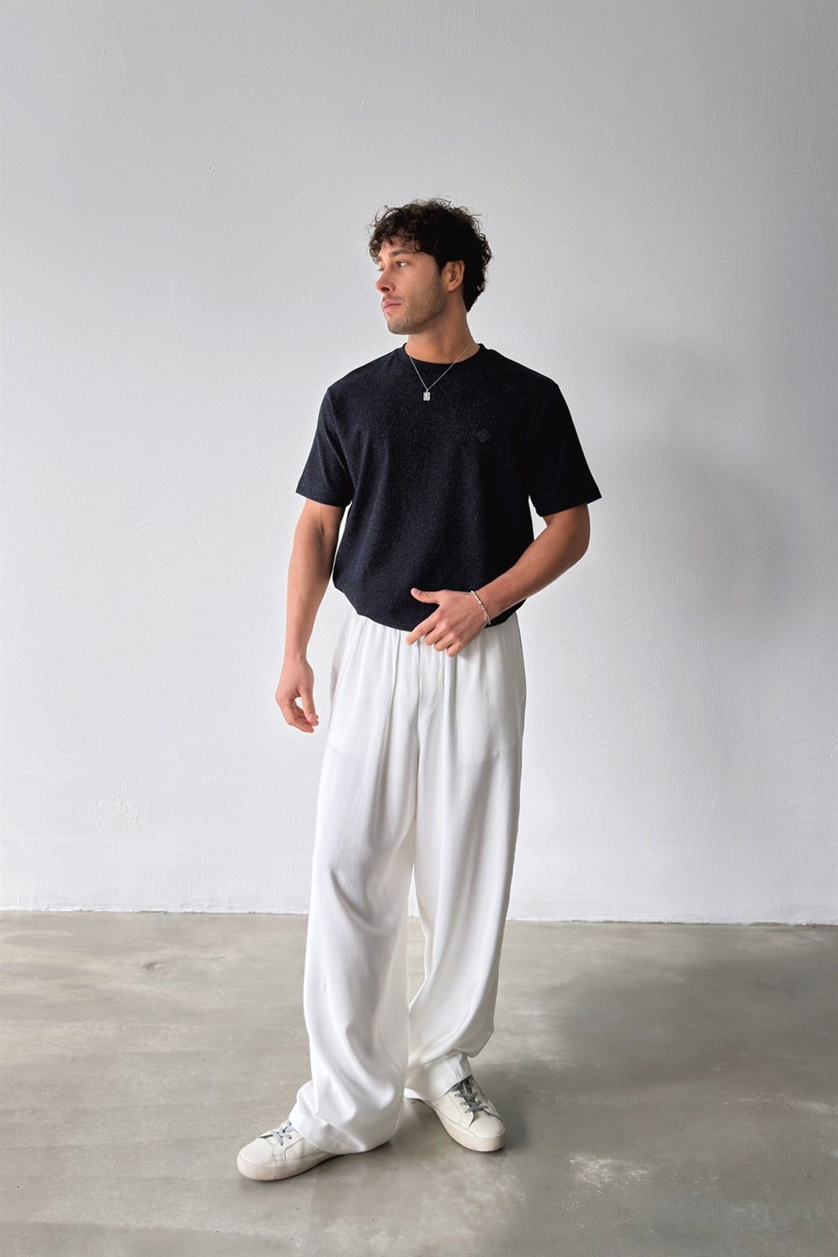 Minimal Nakışlı Dokuma Tişört