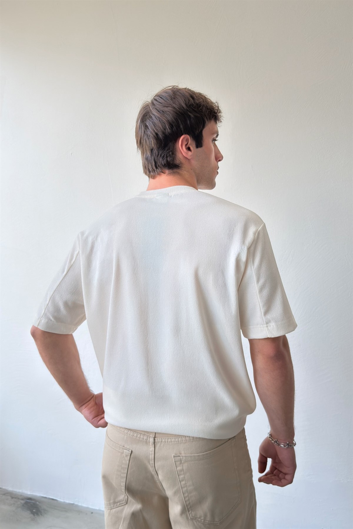 Minimal Nakışlı Dokuma Tişört