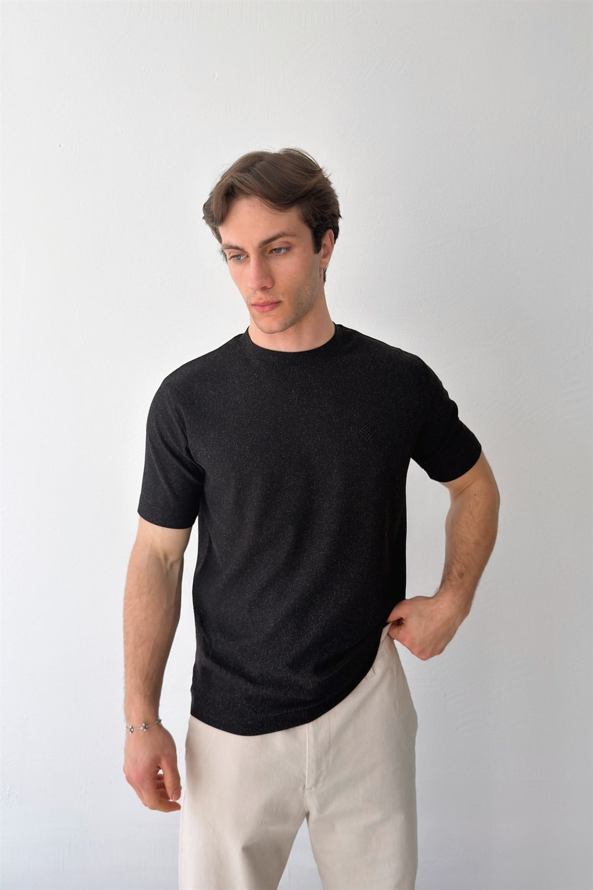Minimal Nakışlı Dokuma Tişört