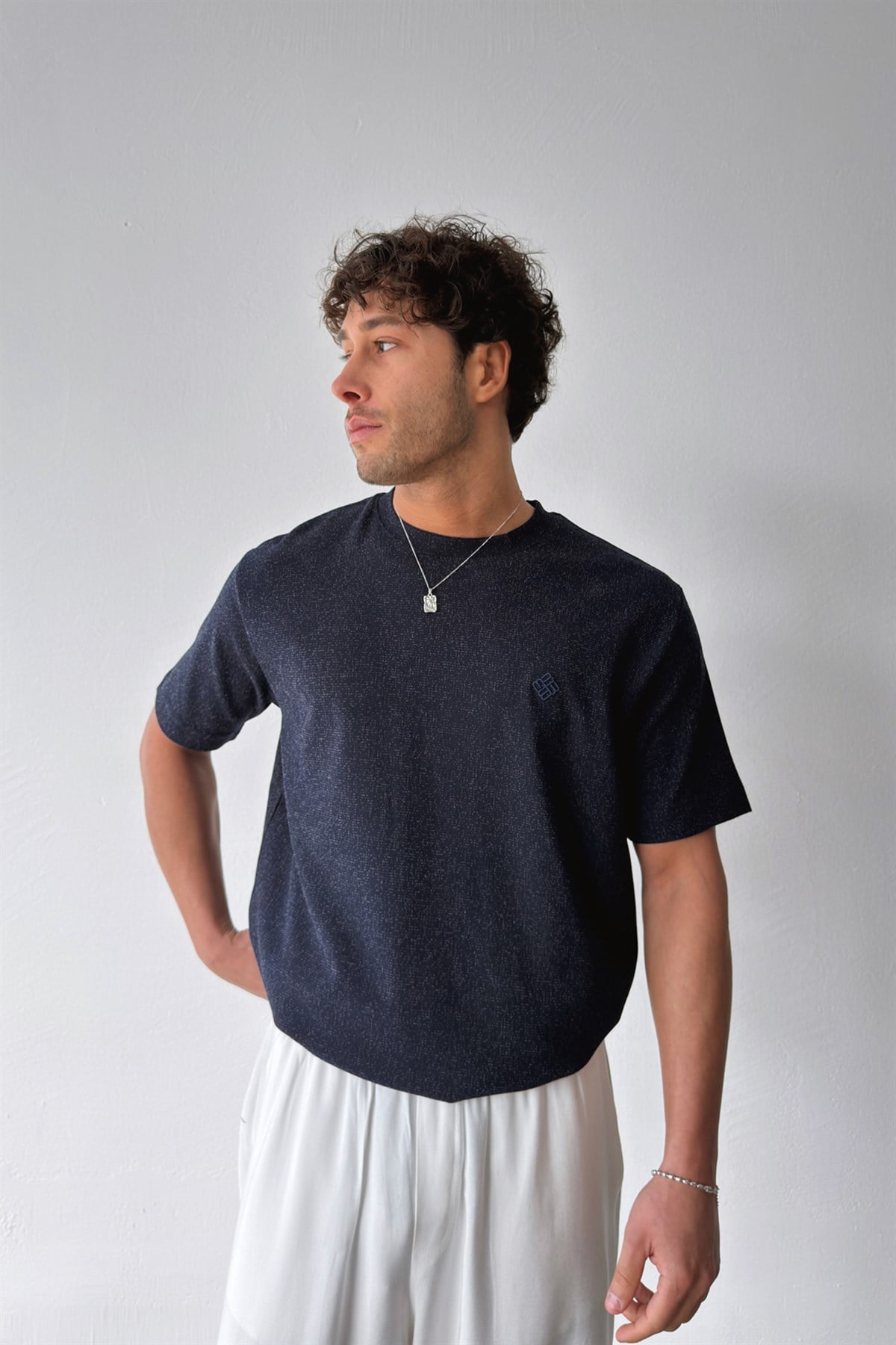 Minimal Nakışlı Dokuma Tişört