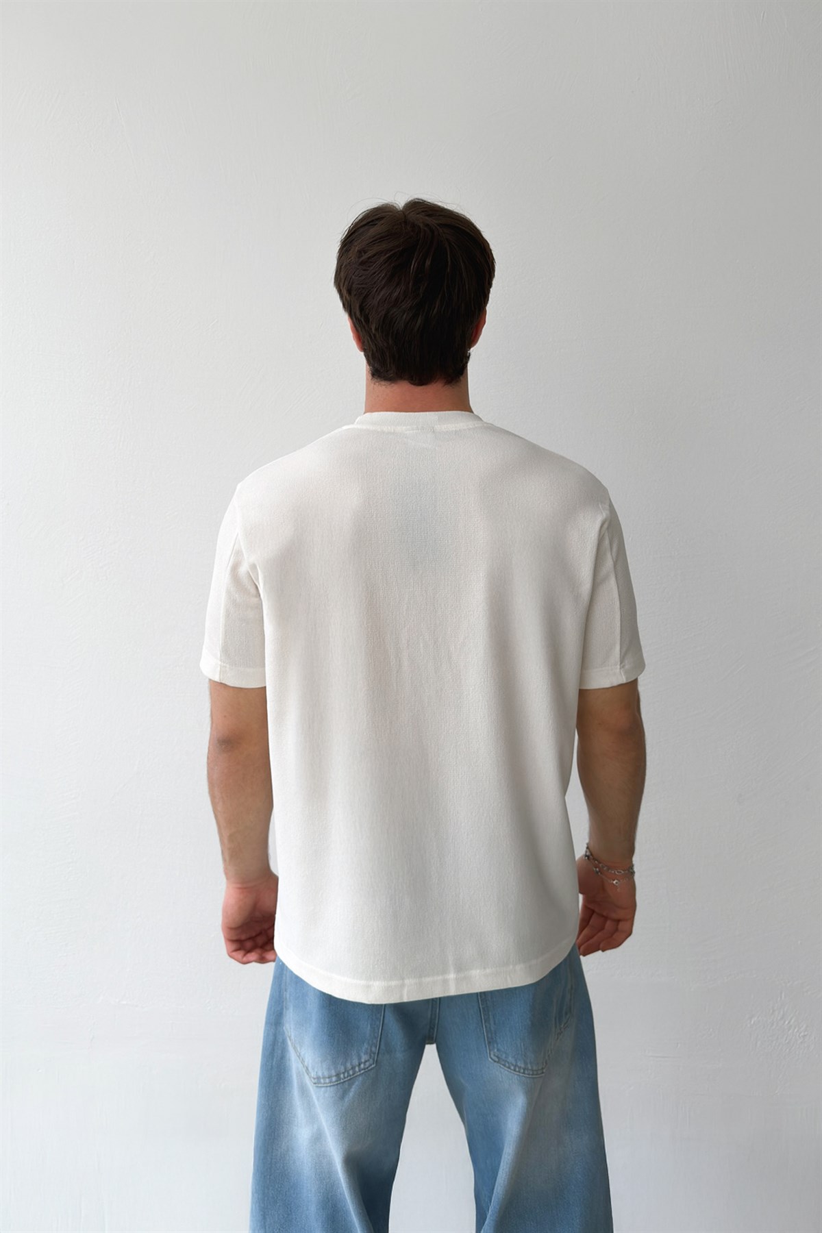 Minimal Nakışlı Dokuma Tişört