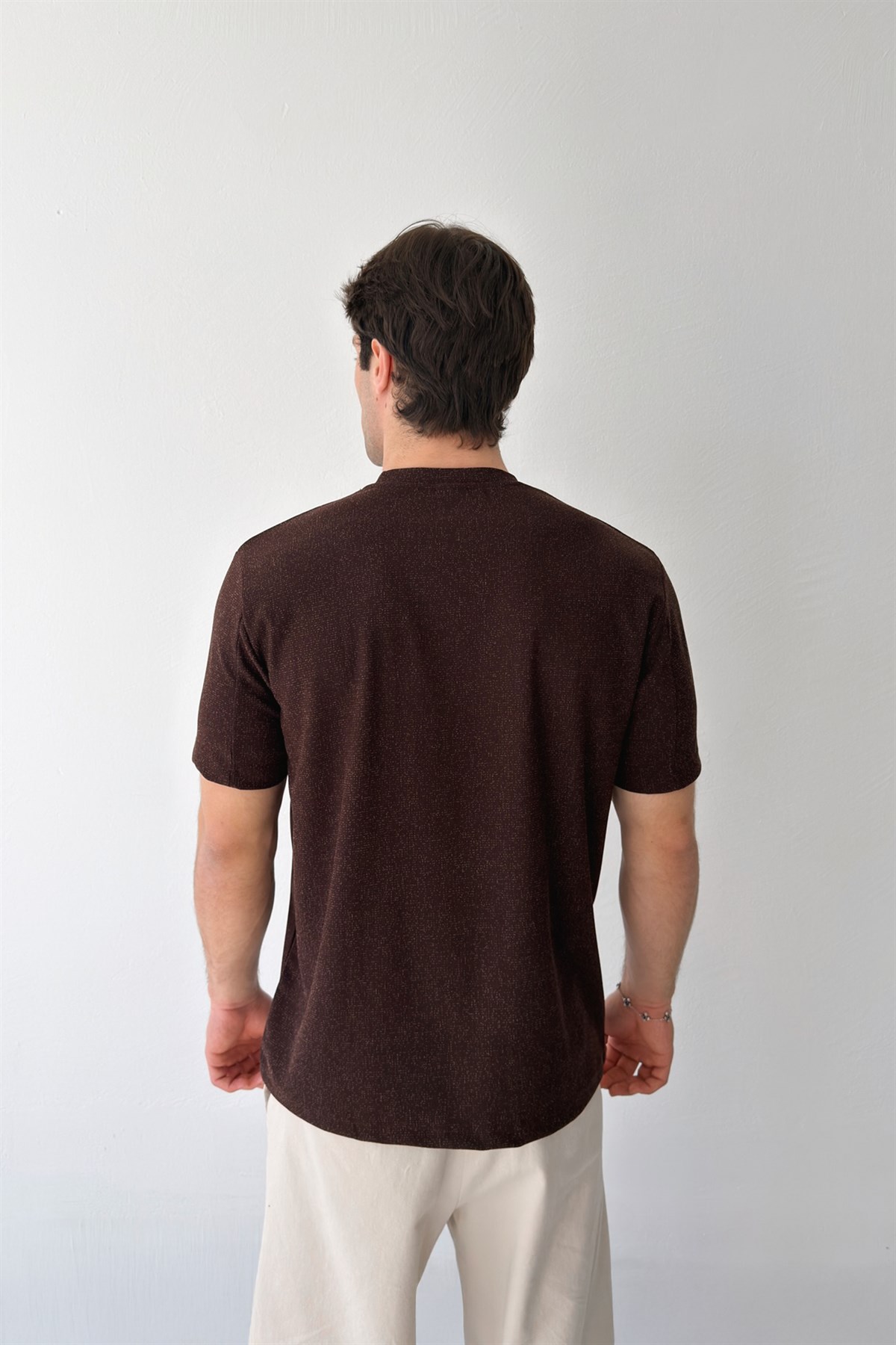 Minimal Nakışlı Dokuma Tişört