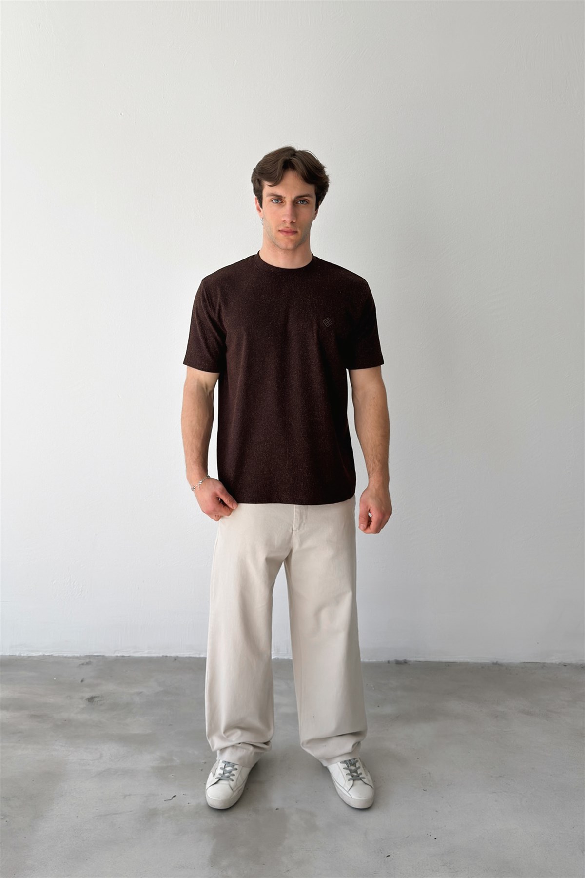 Minimal Nakışlı Dokuma Tişört