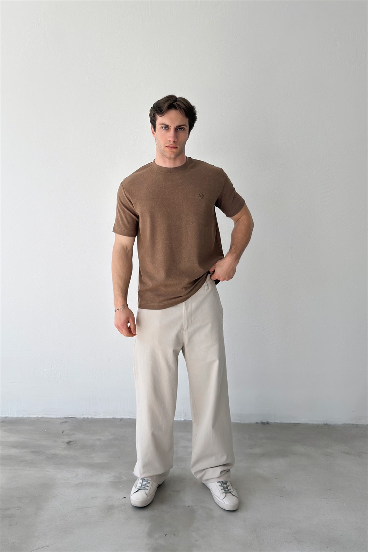 Minimal Nakışlı Dokuma Tişört