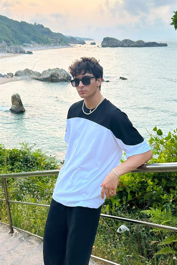 Omuz Bloklu Siyah Oversize Tişört