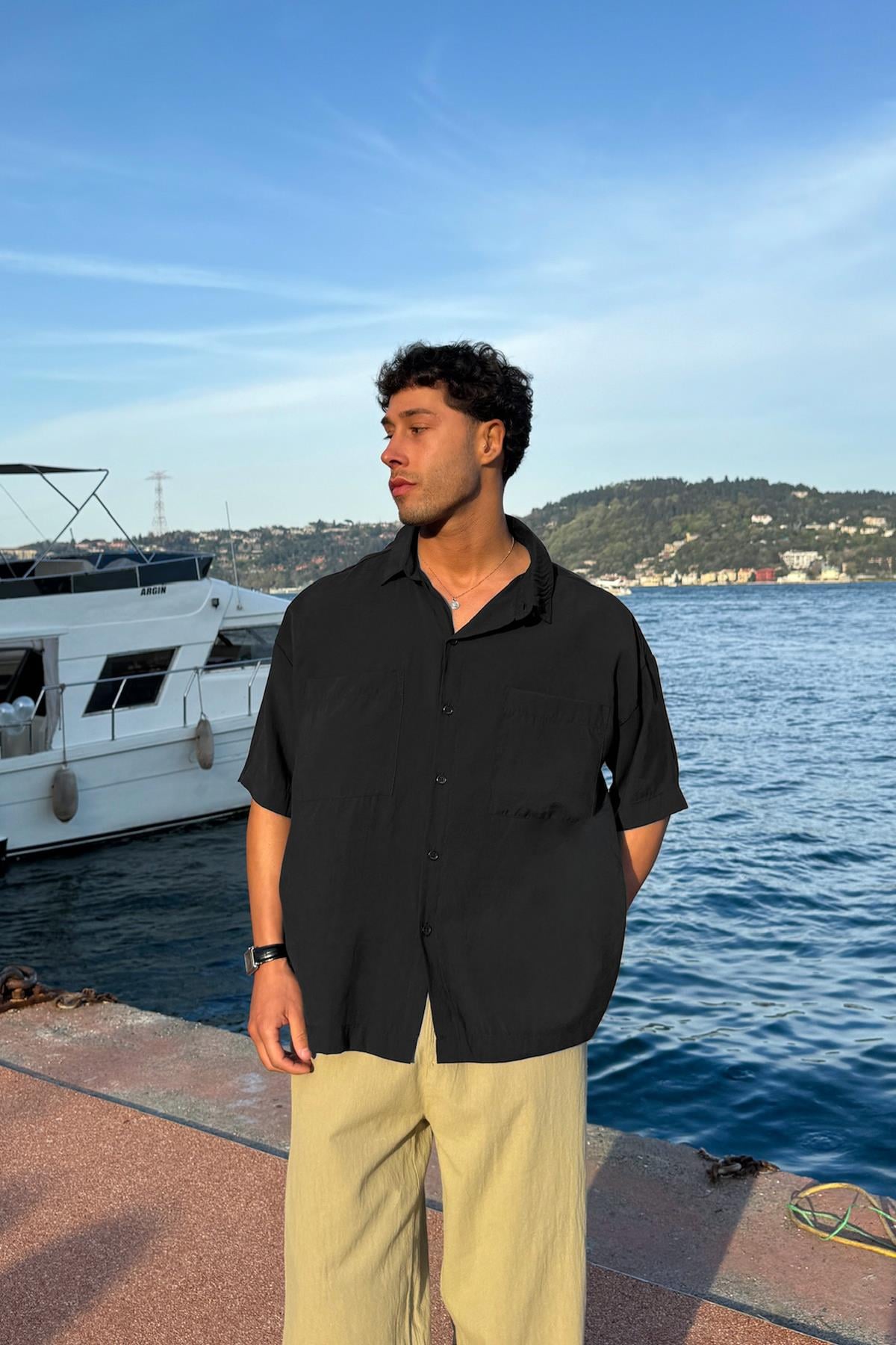 Ön Cep Detaylı Siyah Kısa Kol Gömlek