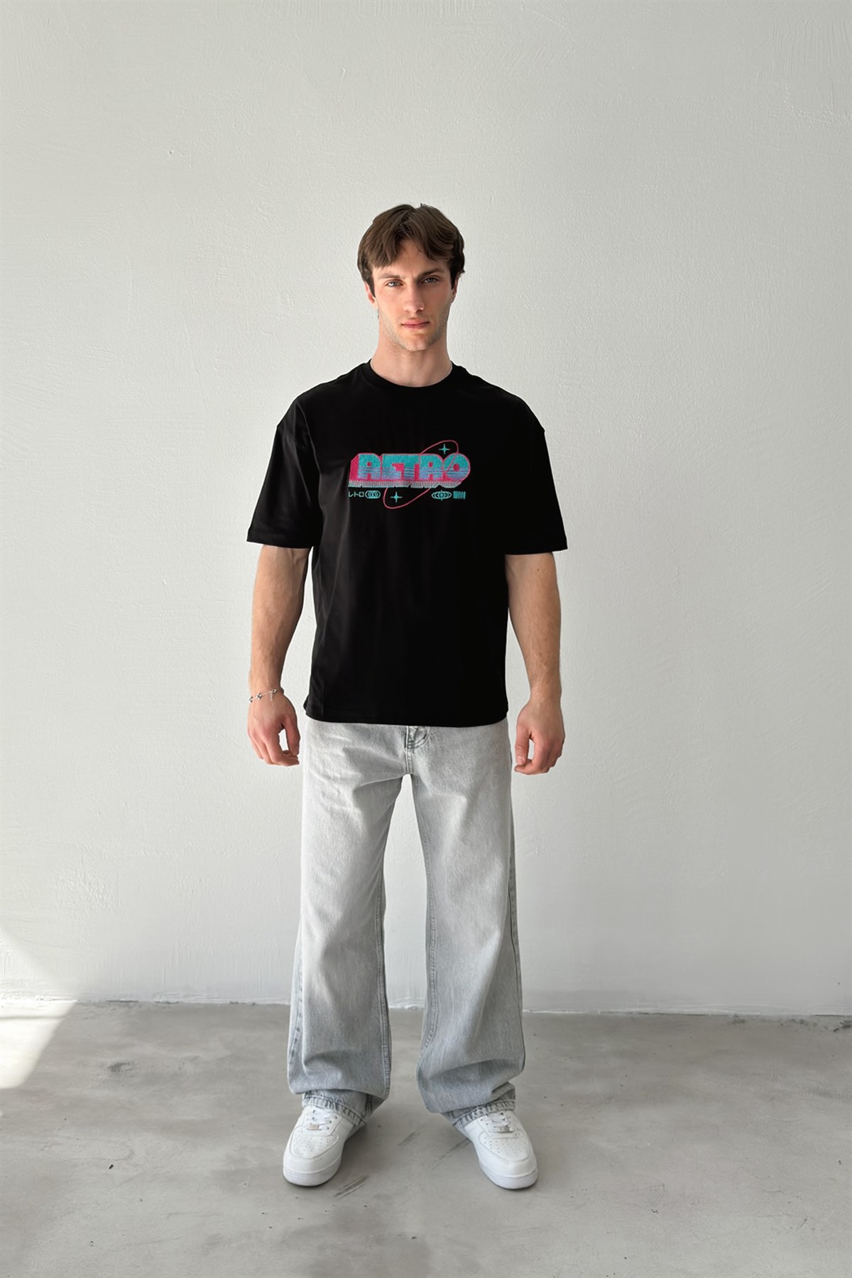 Retro Nakışlı Siyah Oversize Tişört