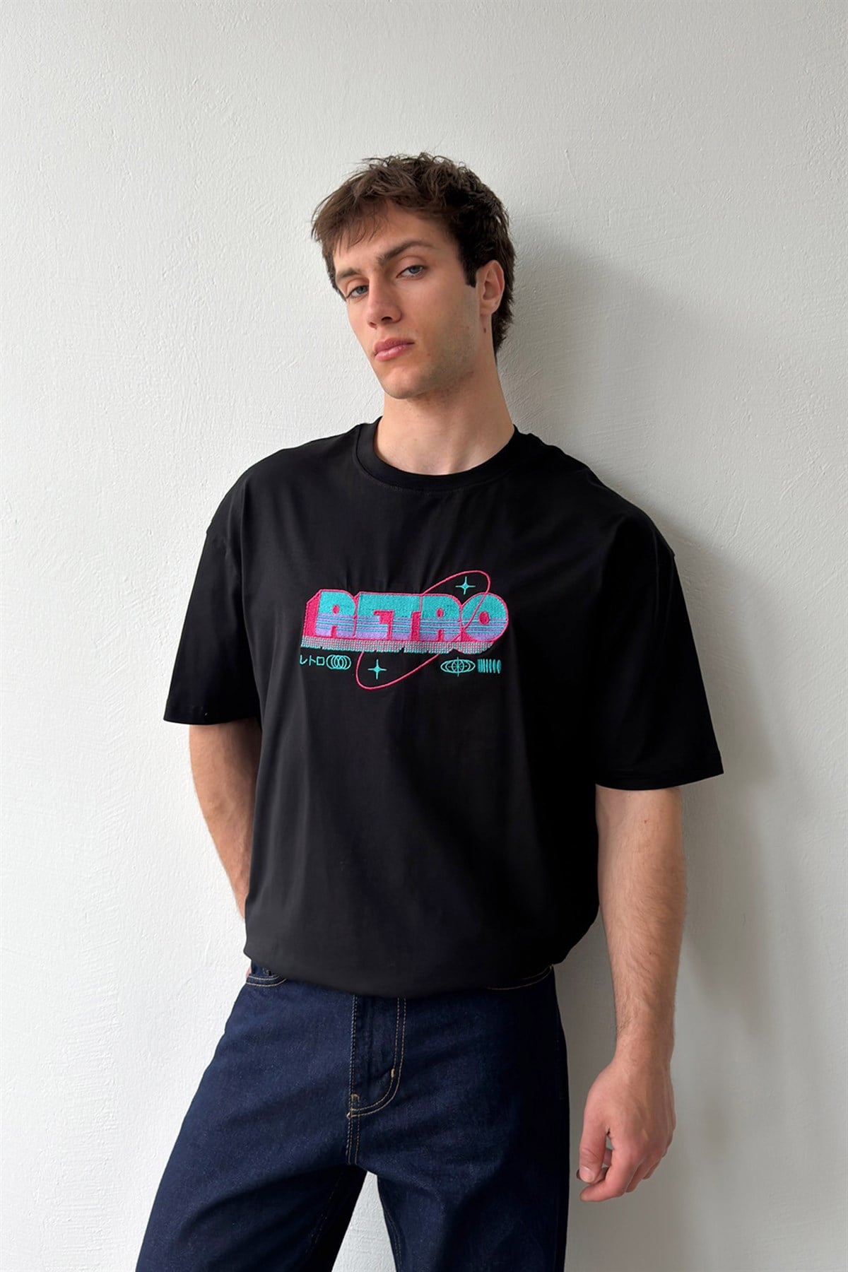 Retro Nakışlı Siyah Oversize Tişört