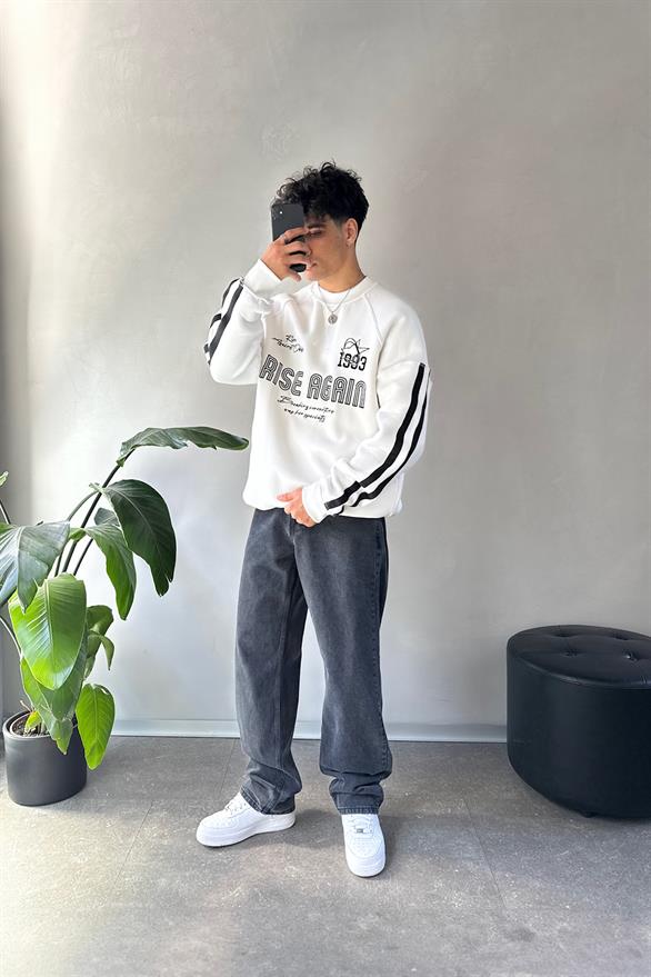 Ters Dikiş Nakışlı Oversize Beyaz Sweatshirt