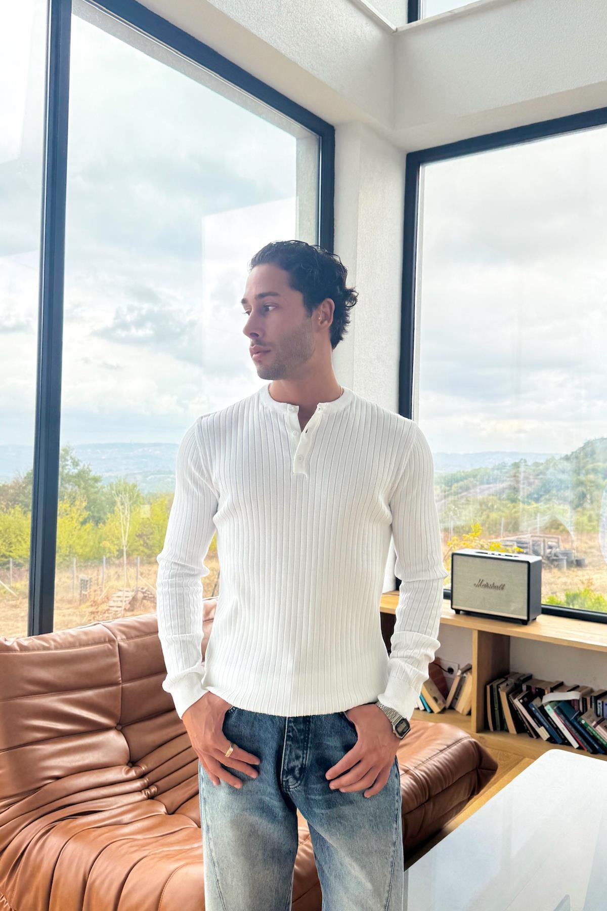 Ters Dikişli Düğmeli Triko Kazak Beyaz