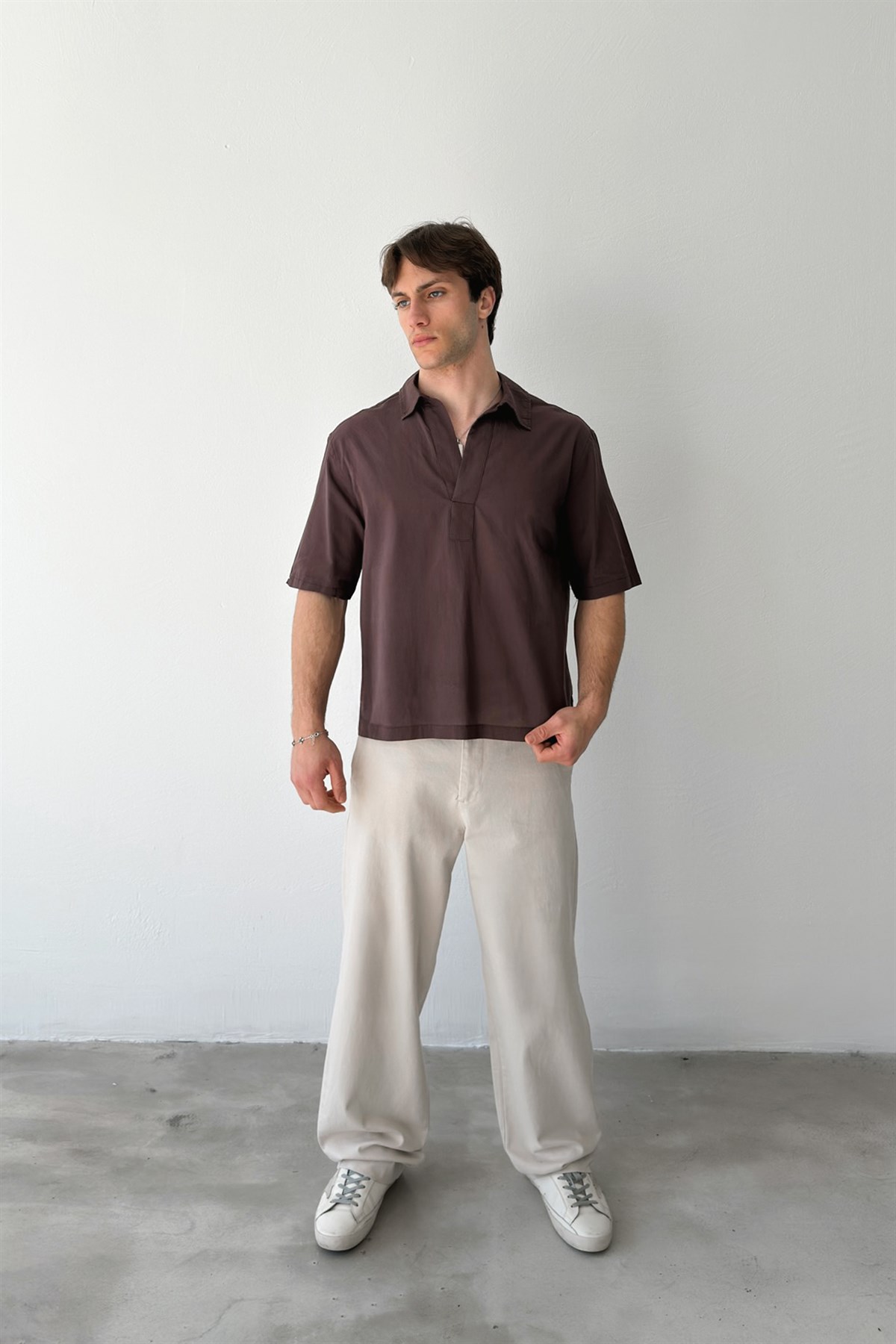 V Yaka Kahverengi Keten Gömlek