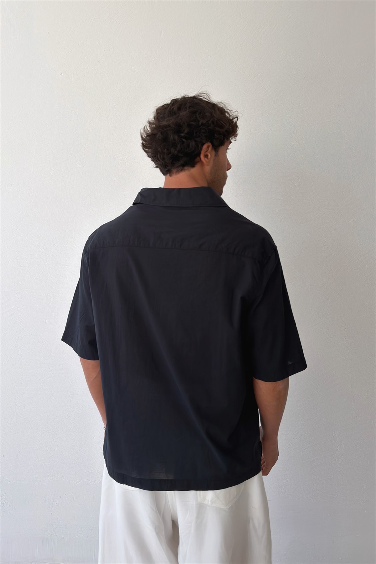 V Yaka Siyah Keten Gömlek