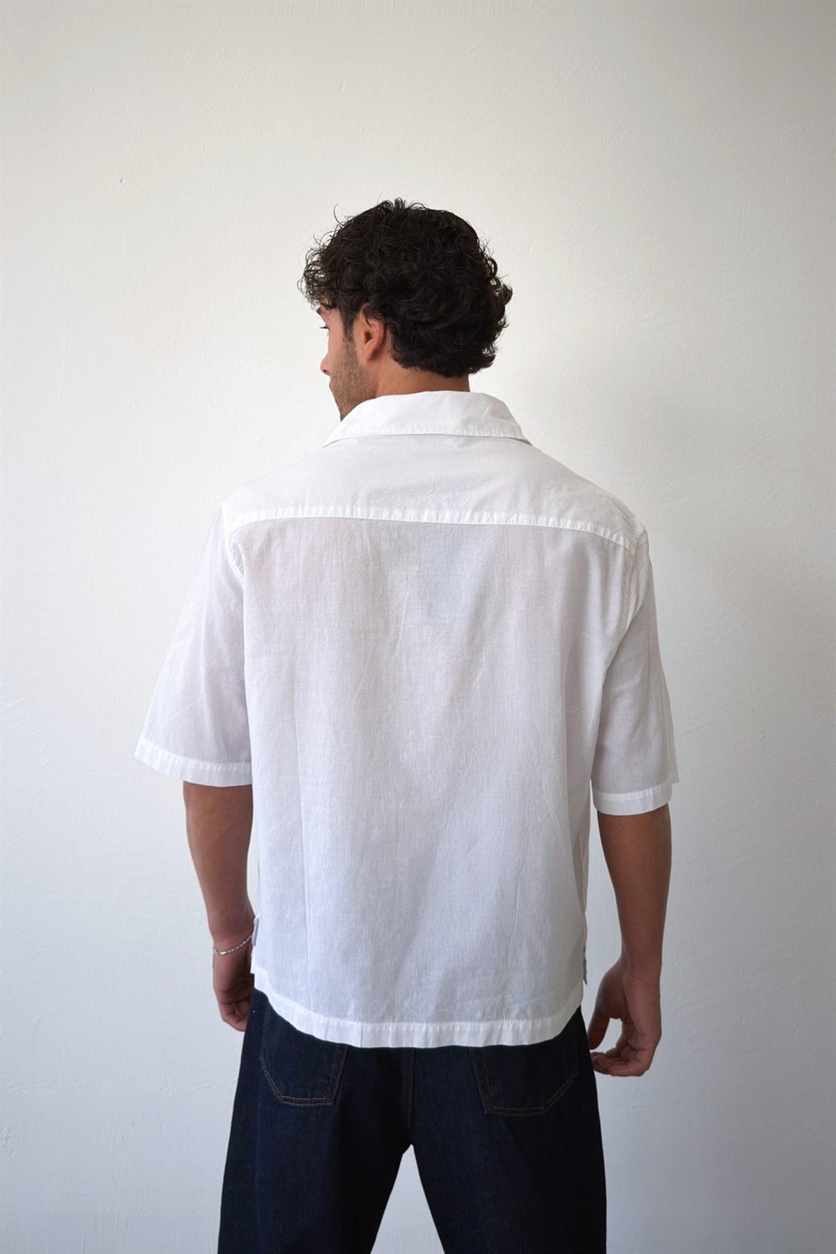 V Yaka Beyaz Keten Gömlek