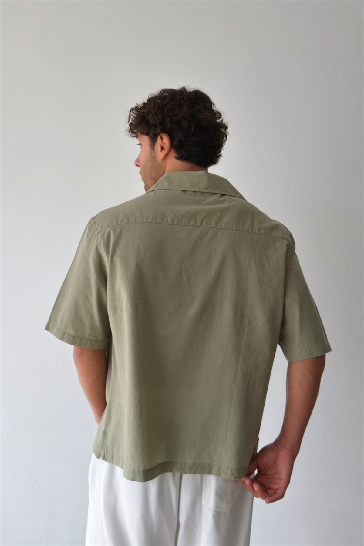 V Yaka Haki Keten Gömlek