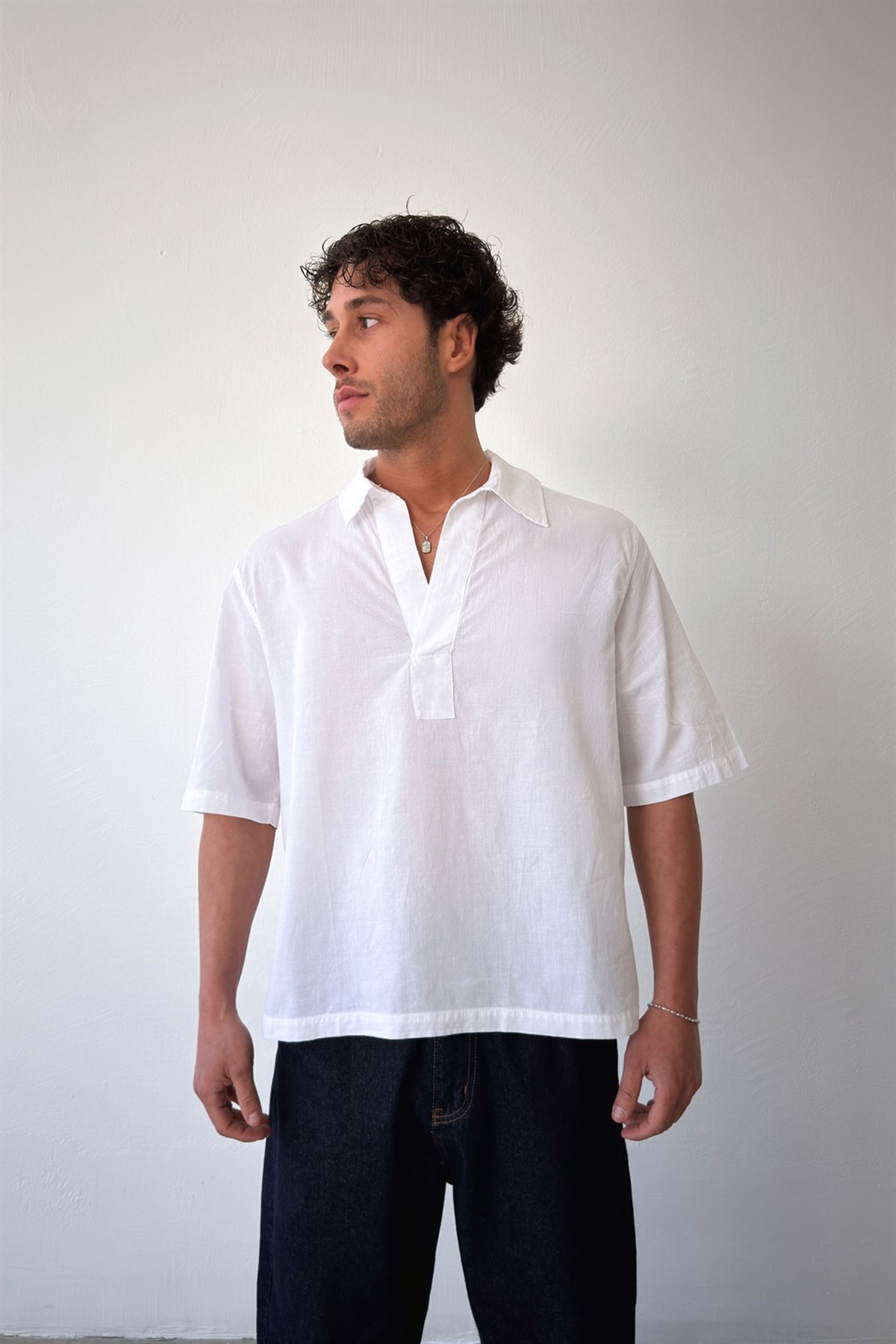 V Yaka Beyaz Keten Gömlek