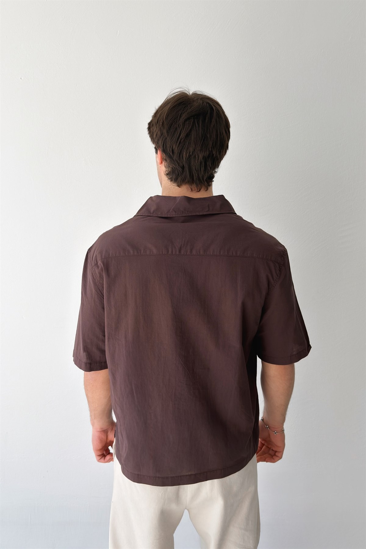 V Yaka Kahverengi Keten Gömlek