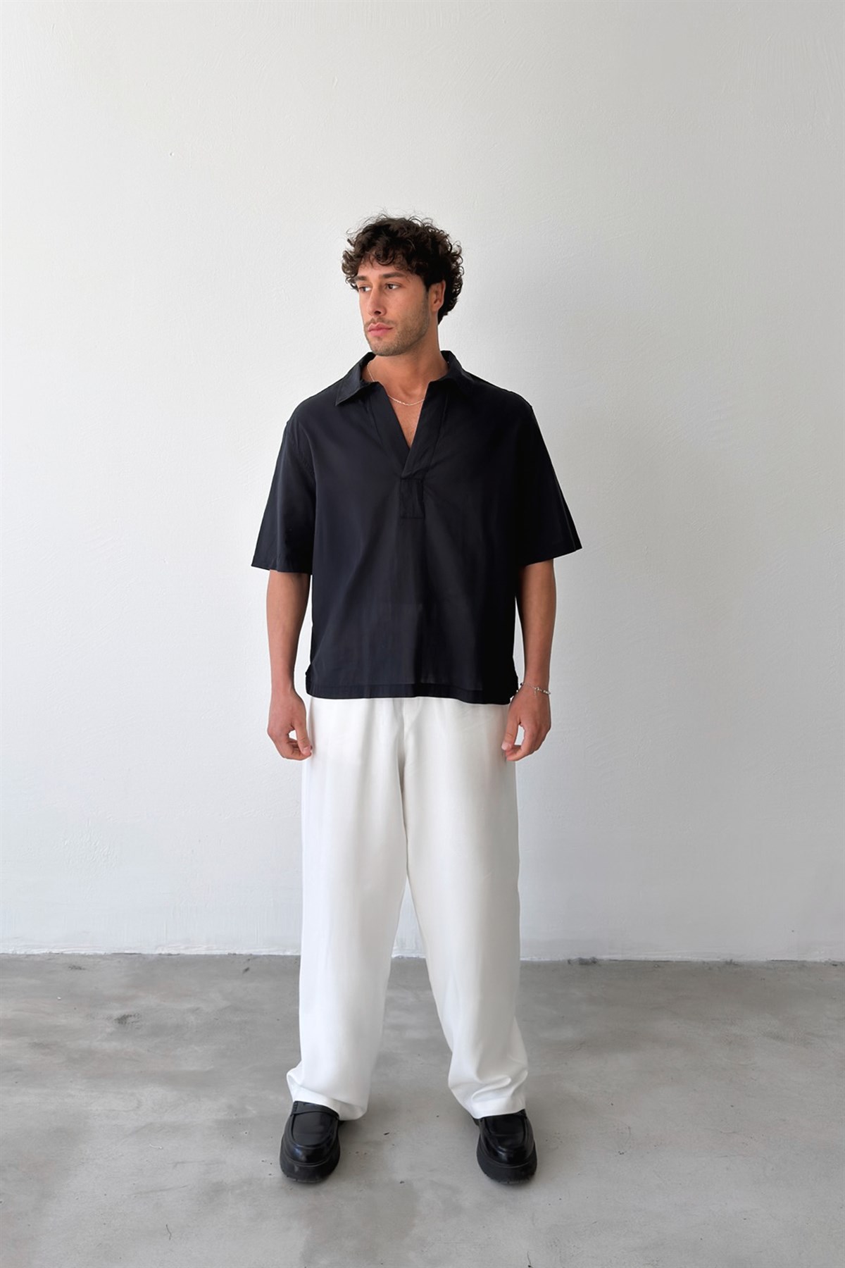 V Yaka Siyah Keten Gömlek