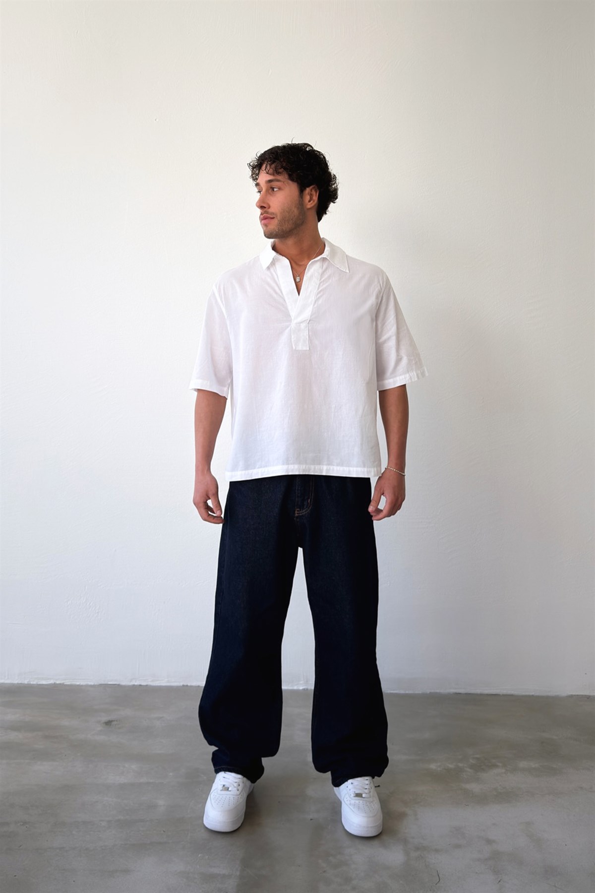 V Yaka Beyaz Keten Gömlek