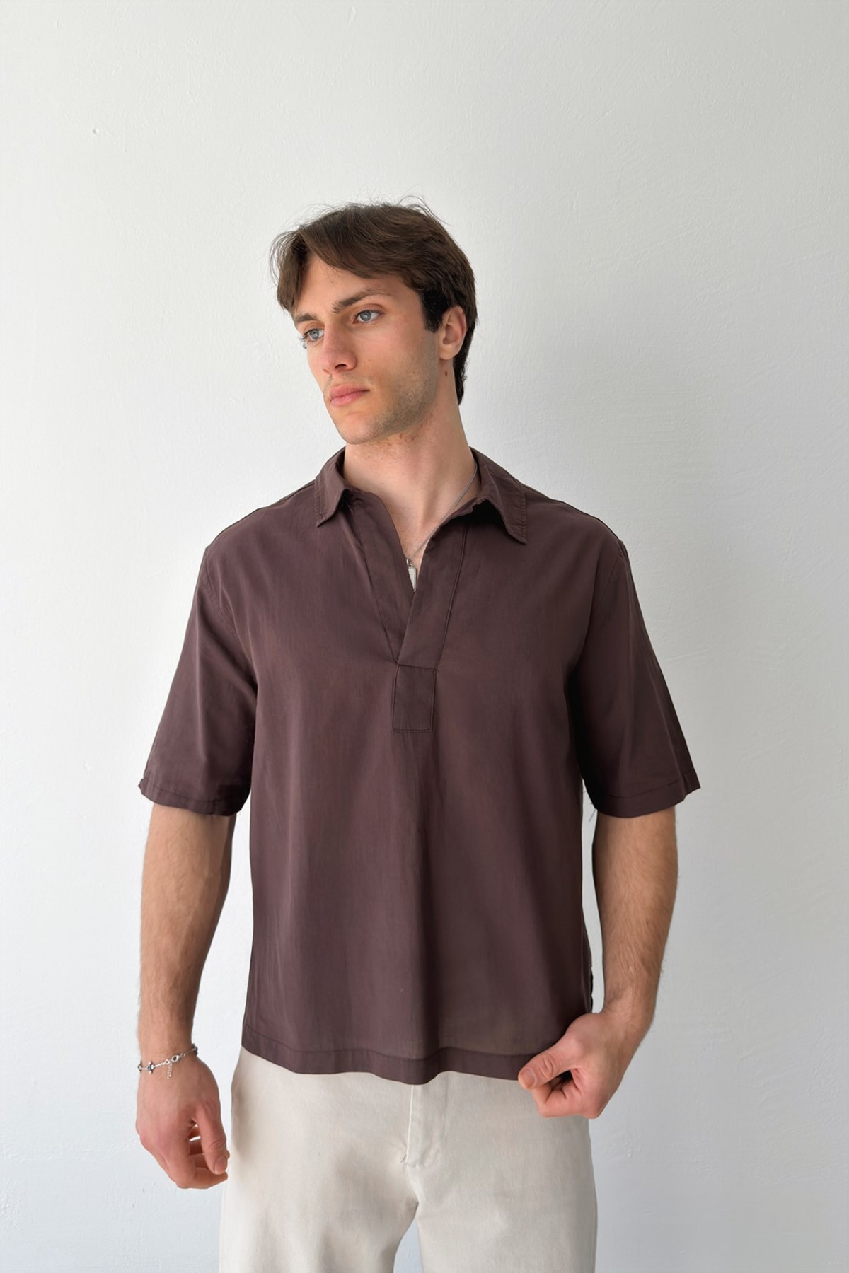 V Yaka Kahverengi Keten Gömlek