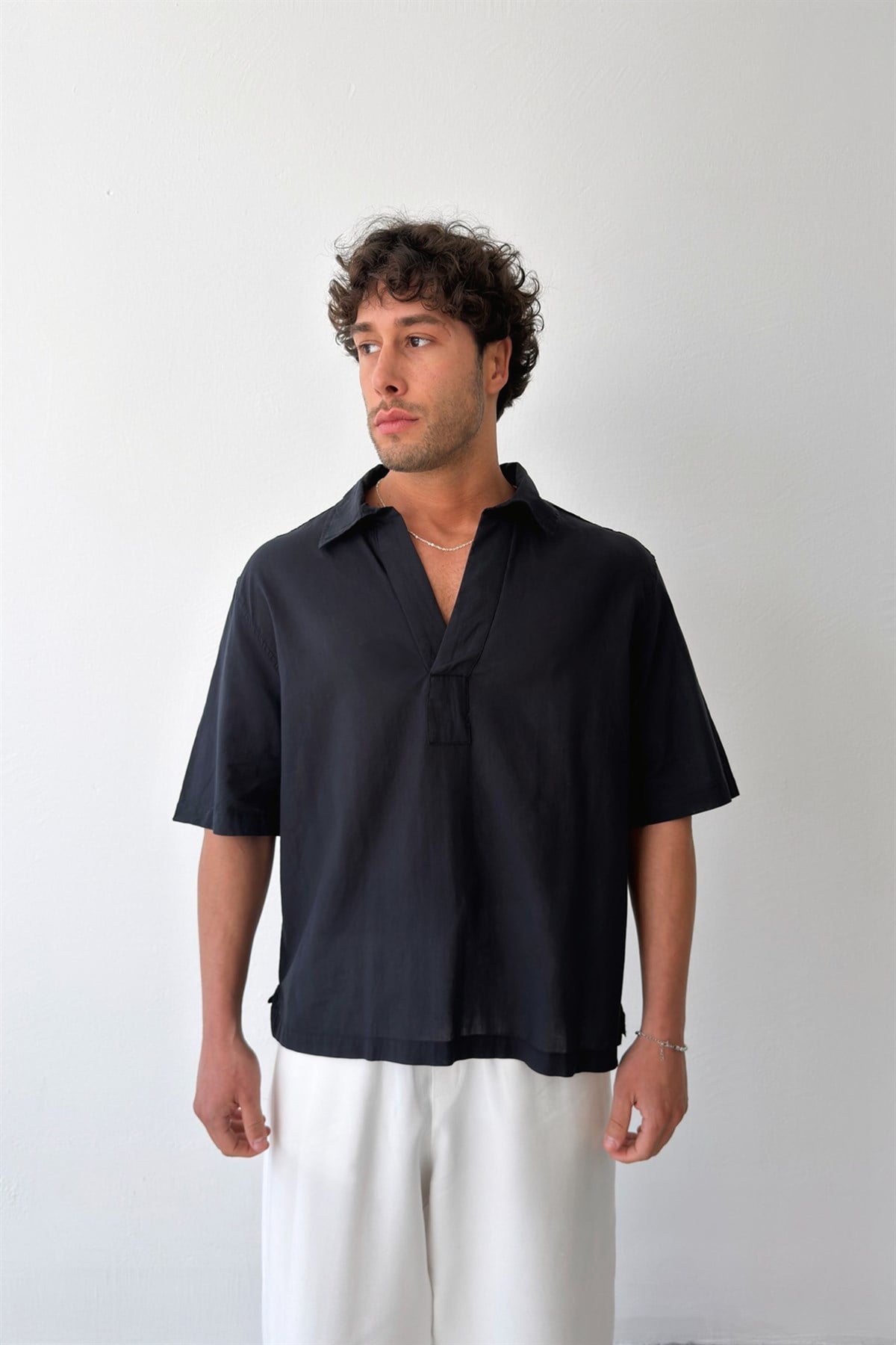 V Yaka Siyah Keten Gömlek