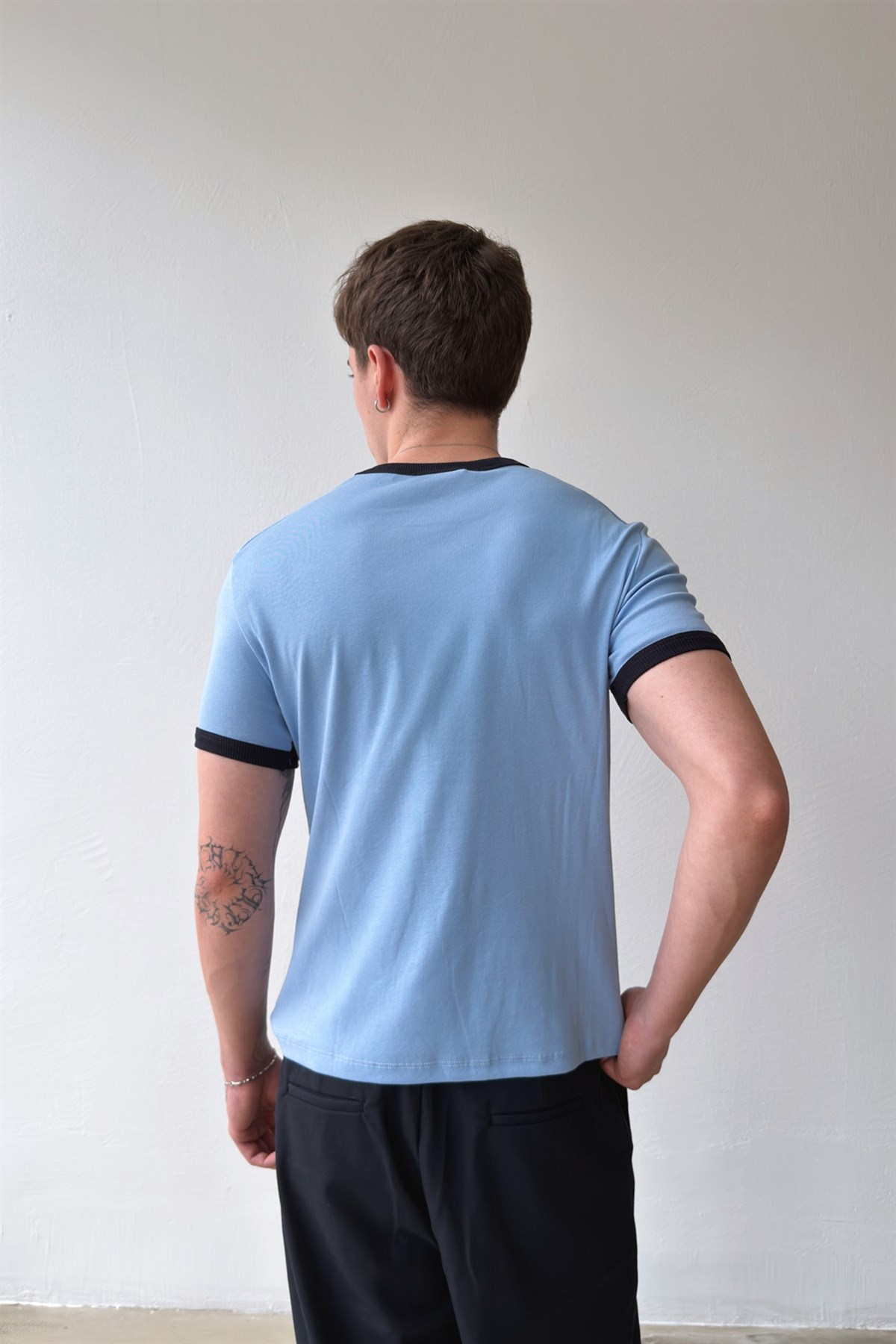 Yaka Ribanalı Basic Tişört