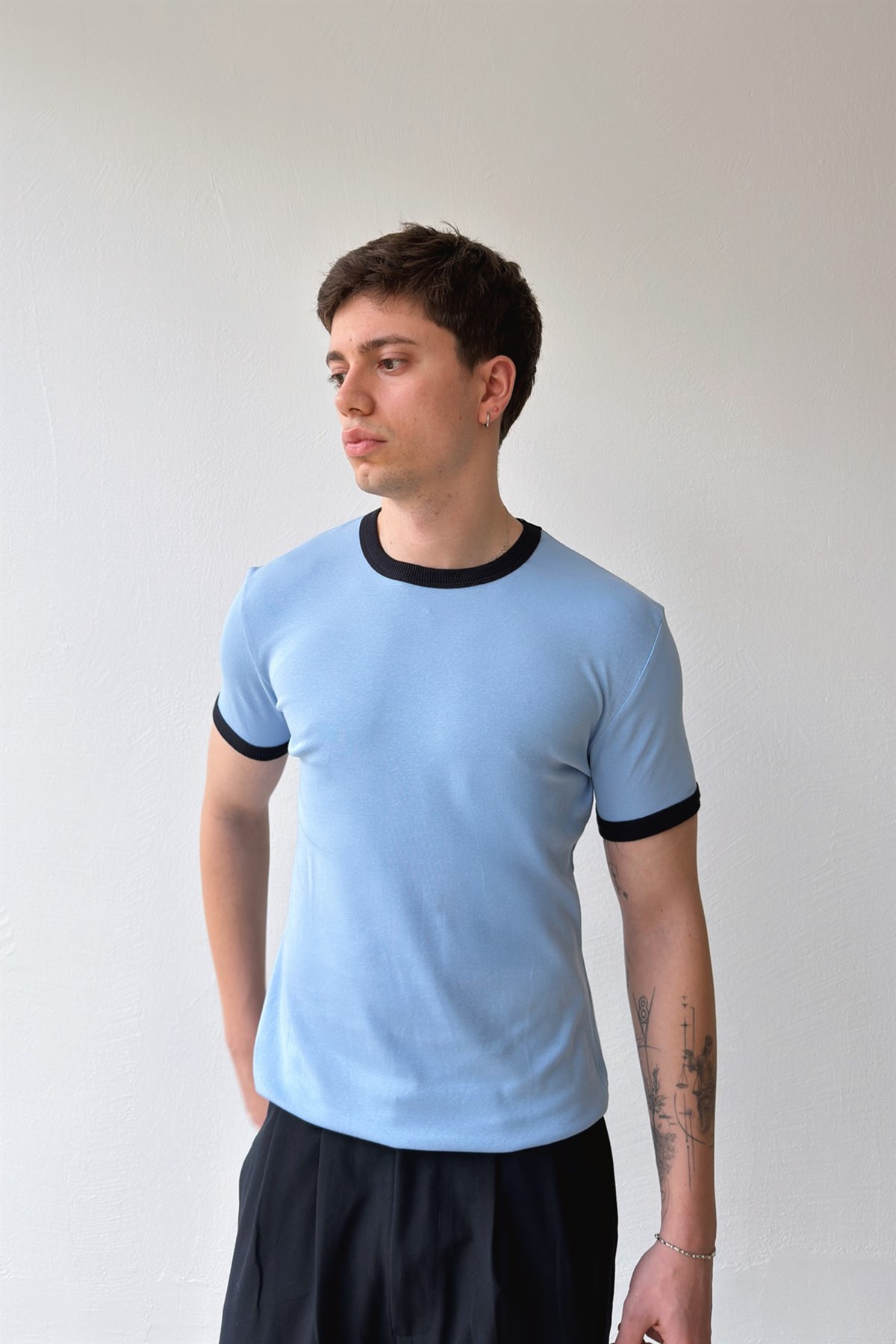 Yaka Ribanalı Basic Tişört
