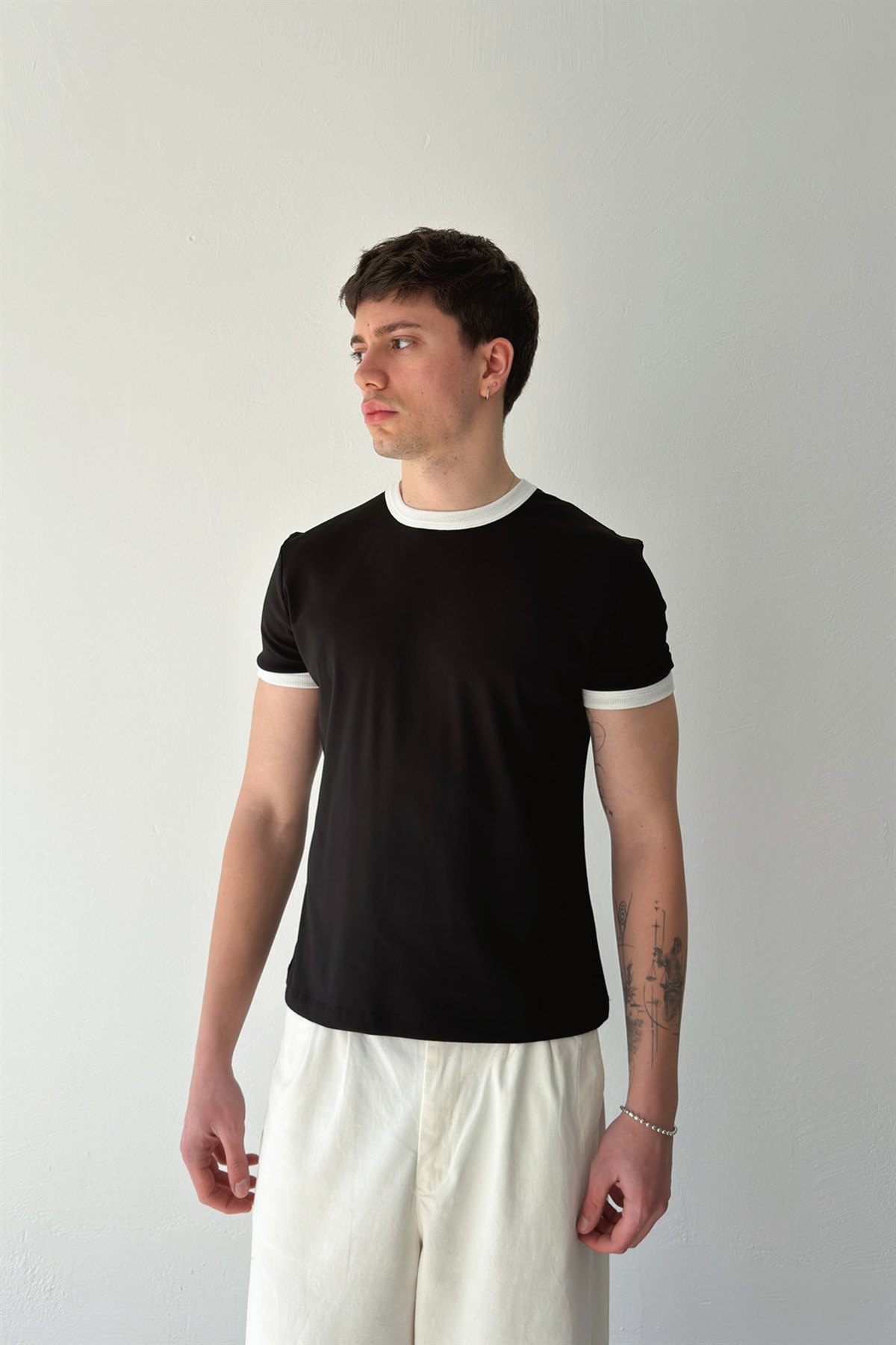 Yaka Ribanalı Basic Tişört