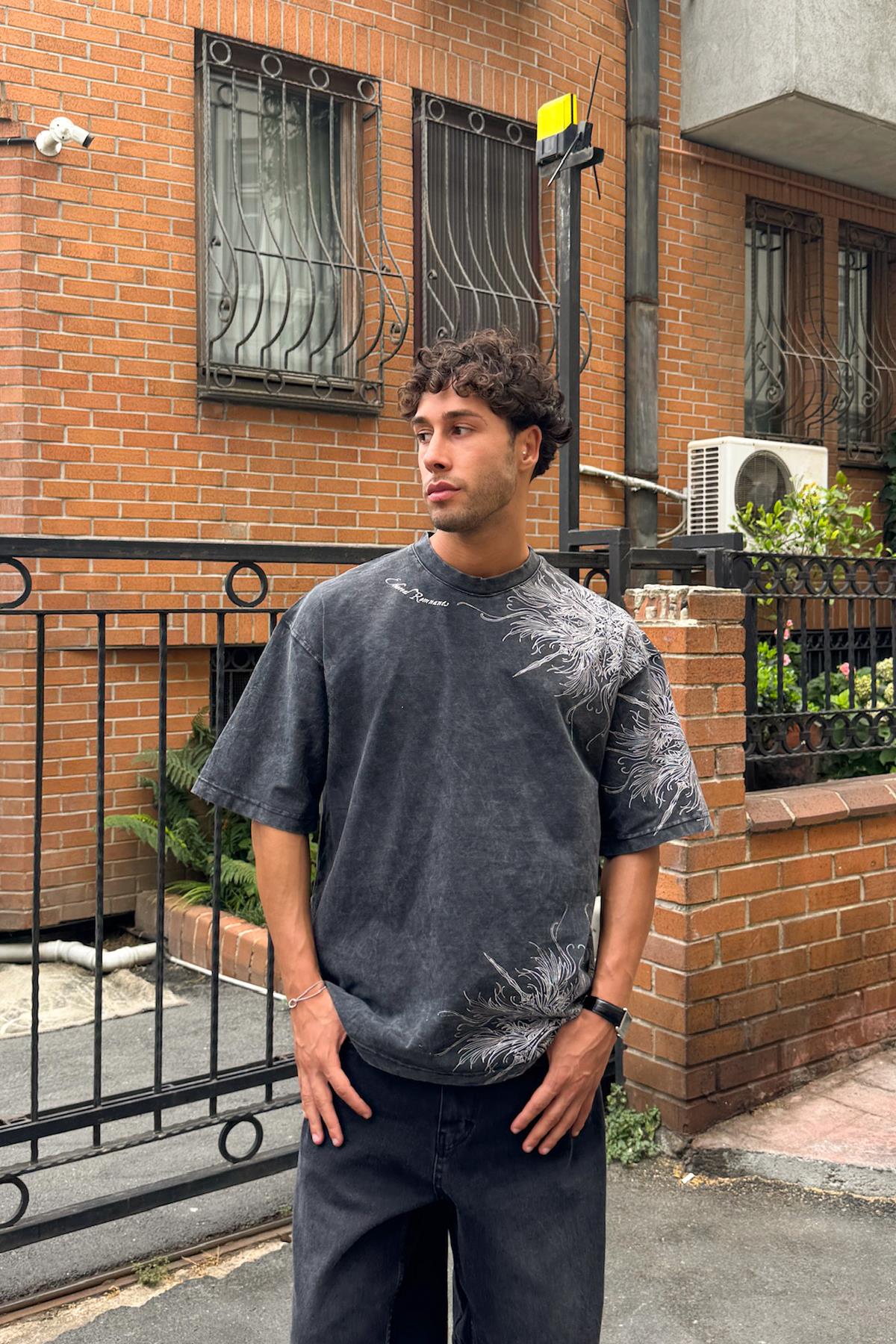 Yıkamalı Antrasit Ethereal Remnants Baskılı Tişört