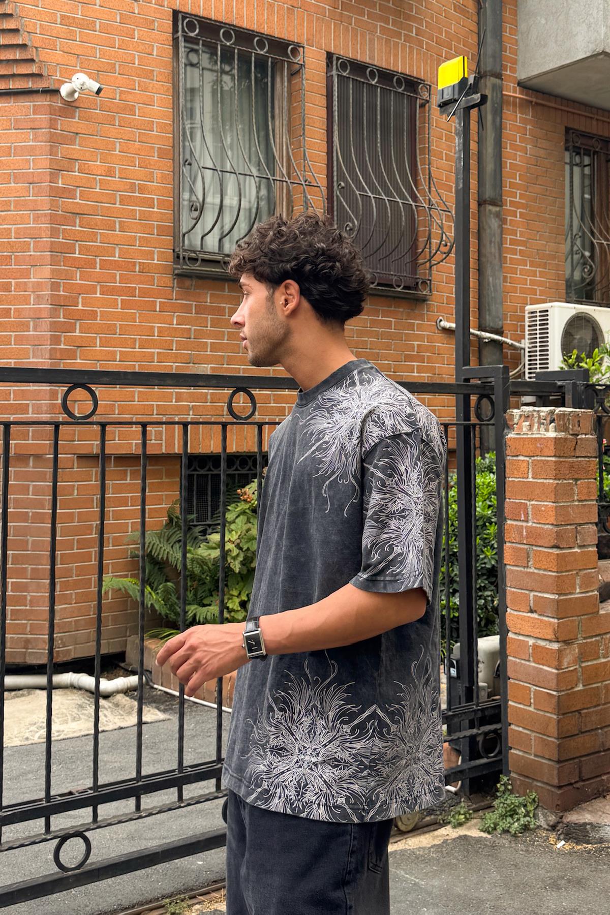 Yıkamalı Antrasit Ethereal Remnants Baskılı Tişört