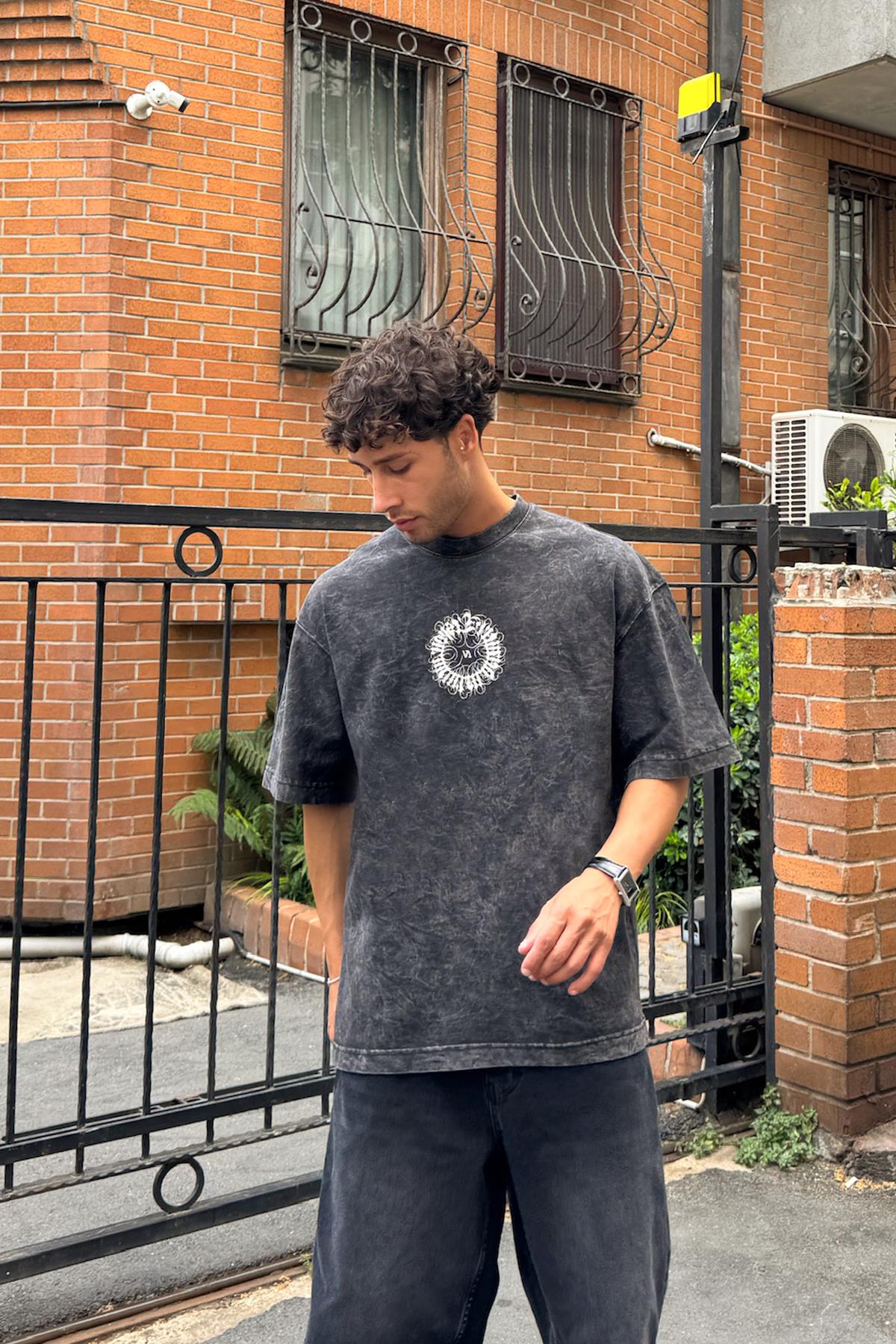 Yıkamalı Antrasit Grafiti Baskılı Tişört